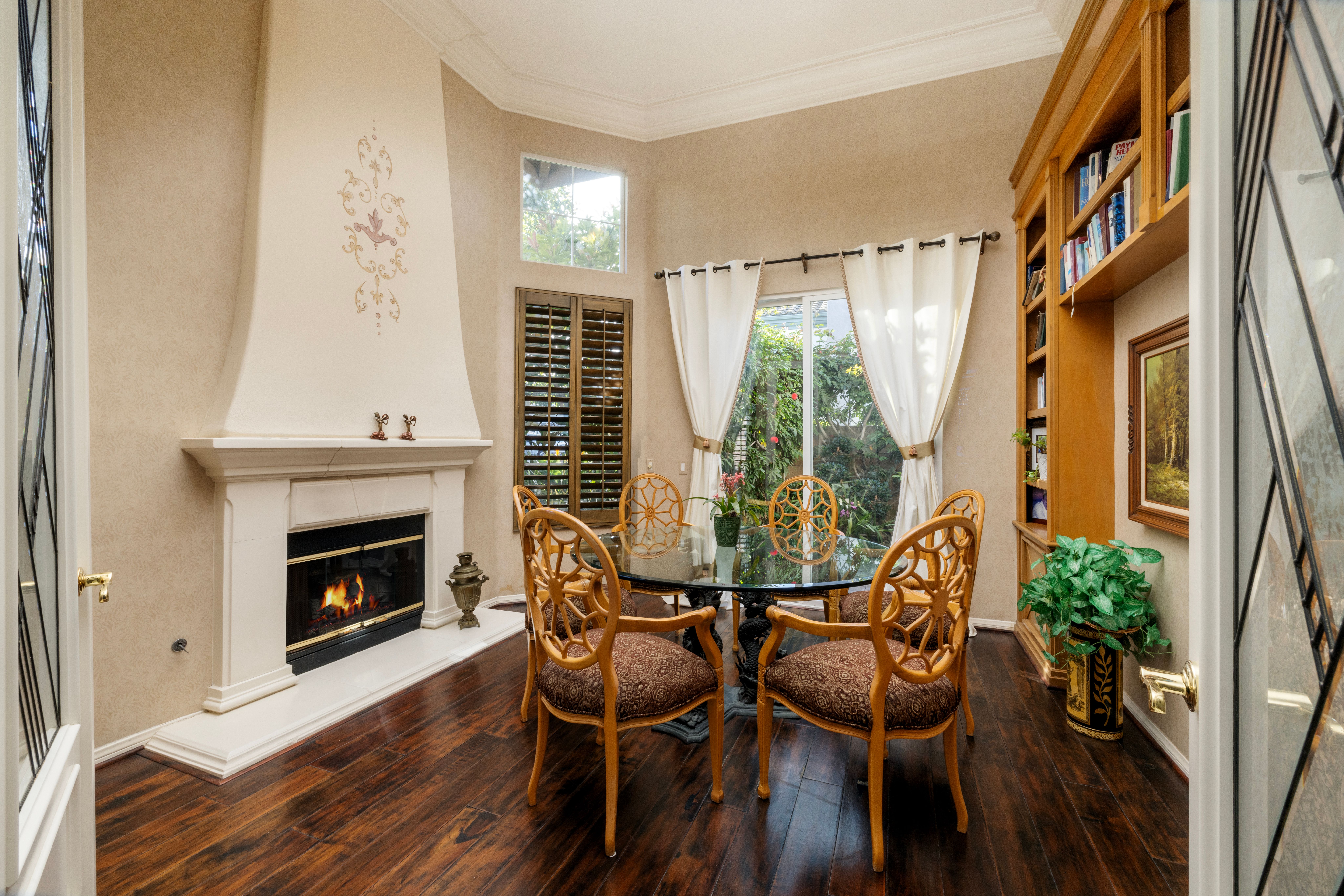 6841 Livingston Drive 