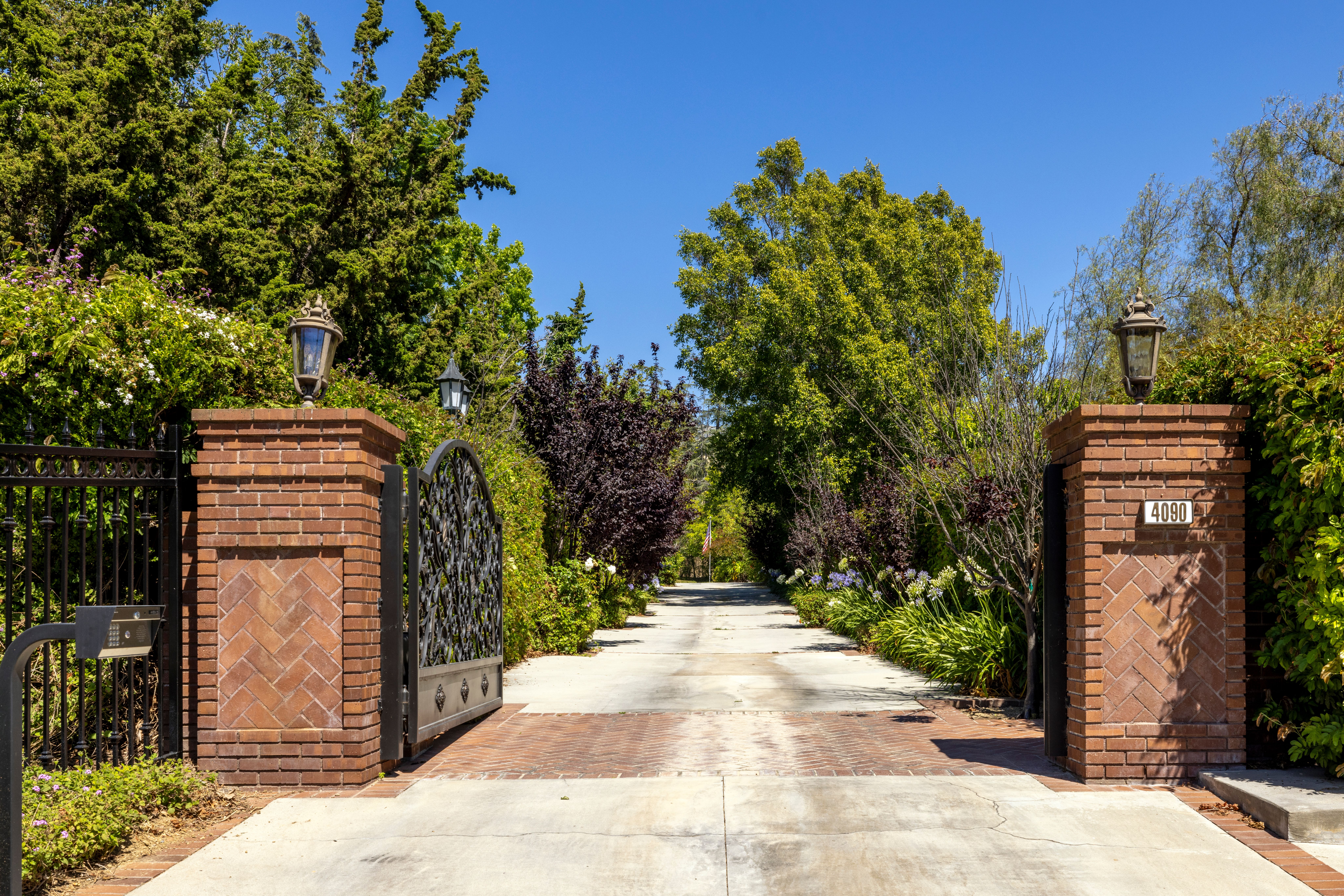 4090 Live Oak Lane 