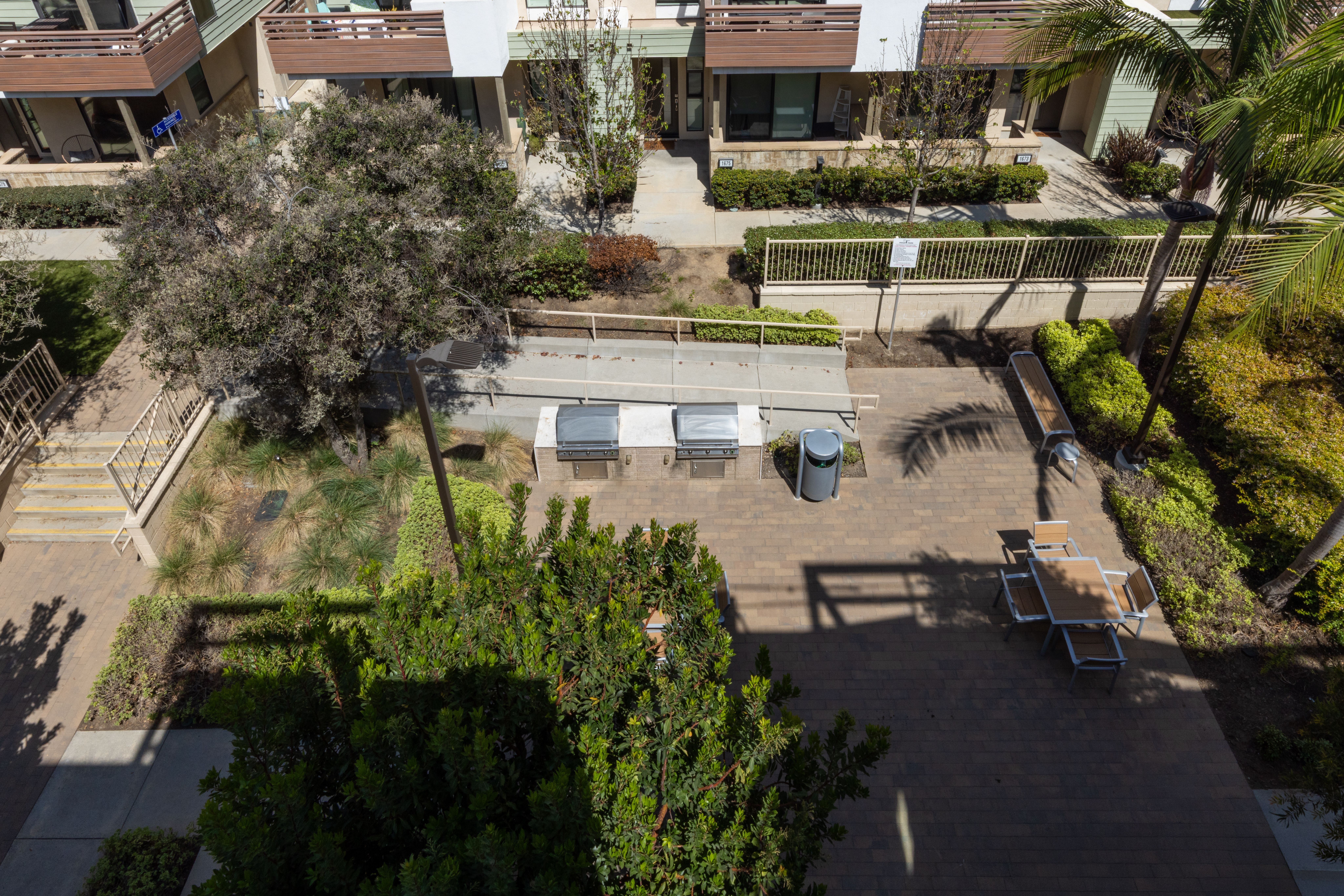 1675 Grand View 