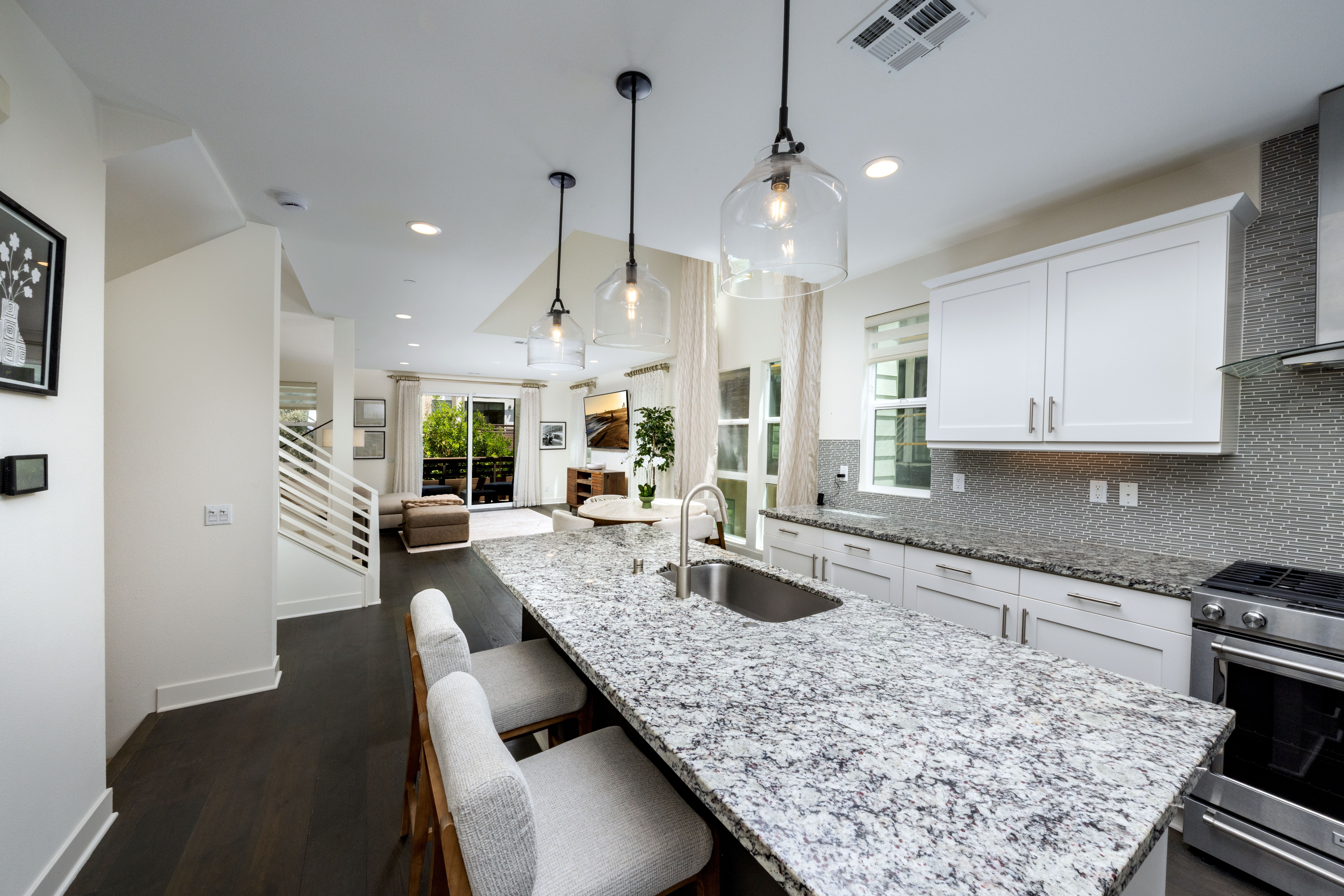 1675 Grand View 