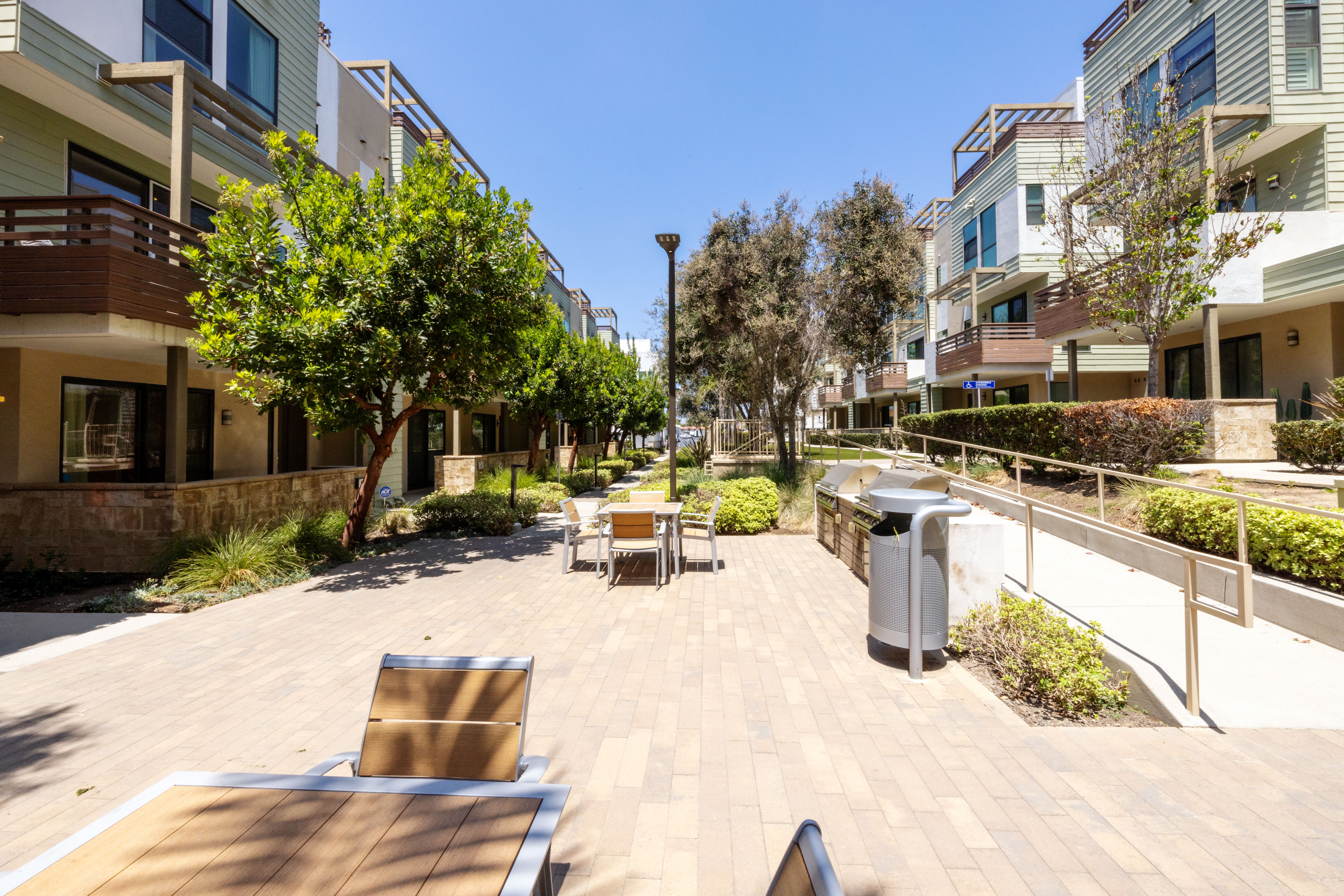 1675 Grand View 