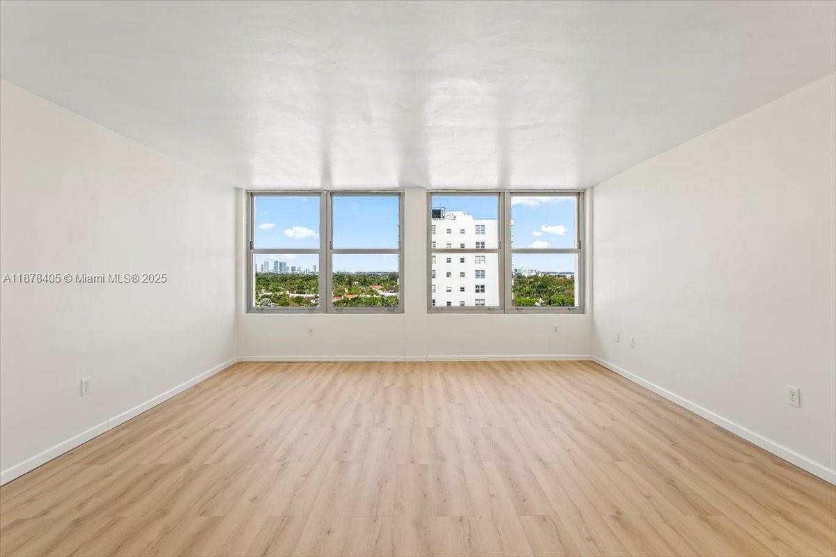2899 Collins Ave # 1104