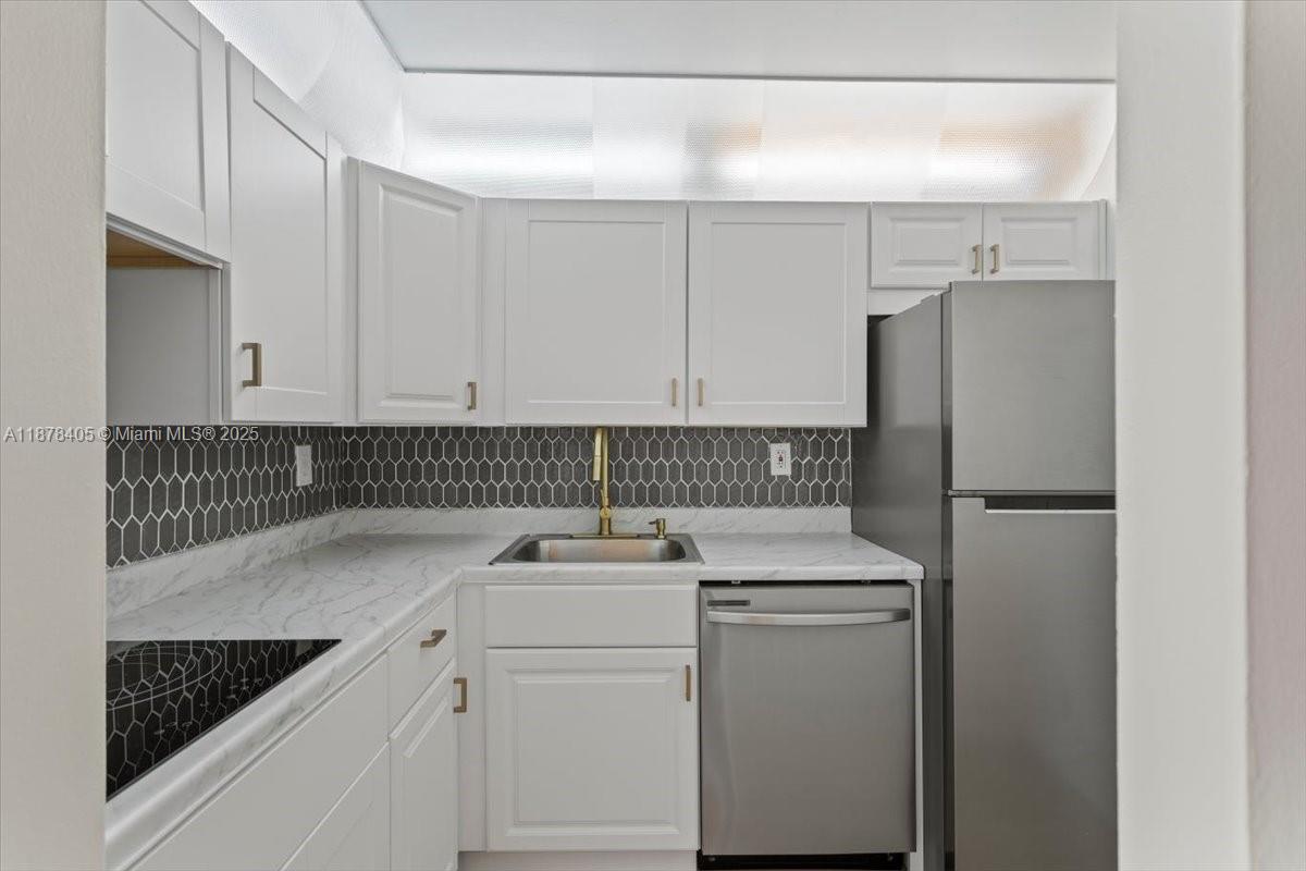 2899 Collins Ave # 1104