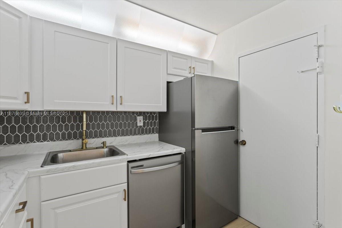 2899 Collins Ave # 1104