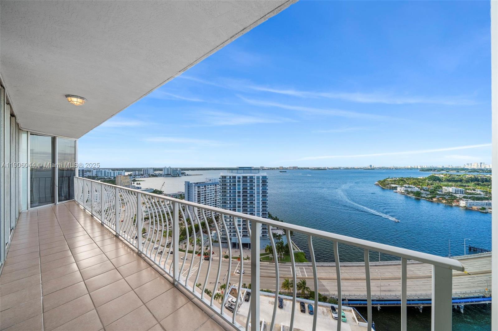 7601 E Treasure Dr Unit: PH216