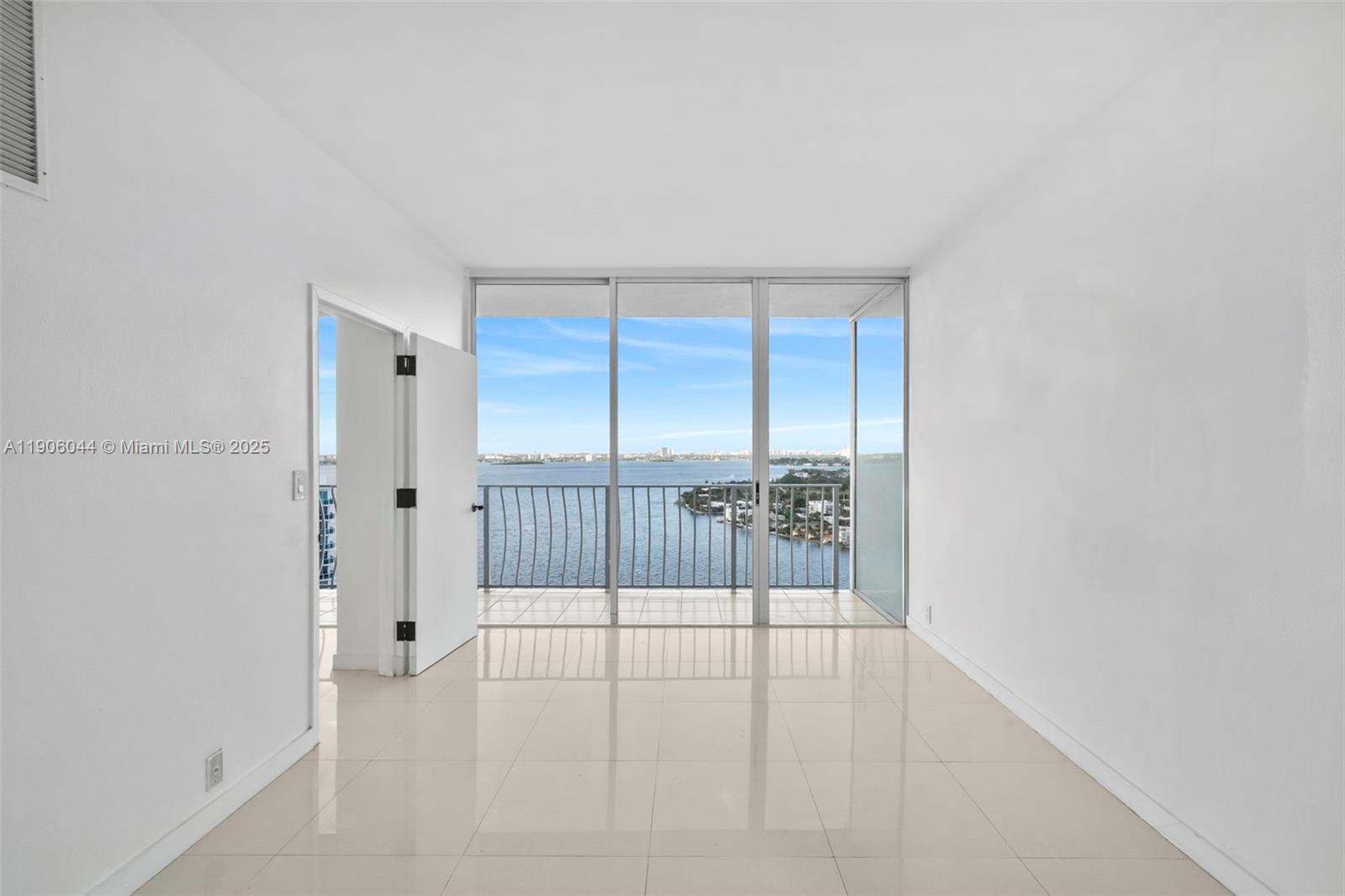 7601 E Treasure Dr Unit: PH216