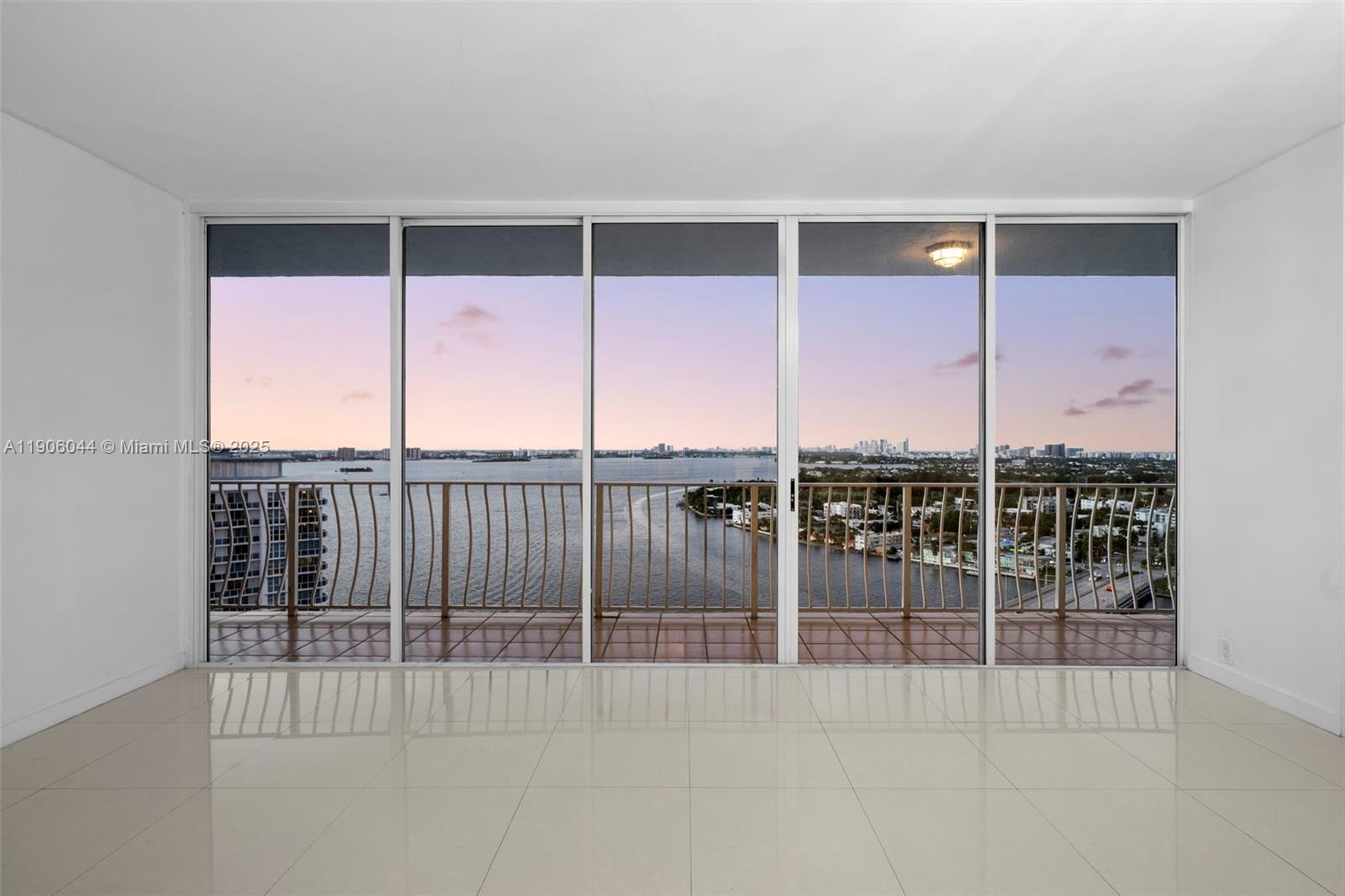 7601 E Treasure Dr Unit: PH216