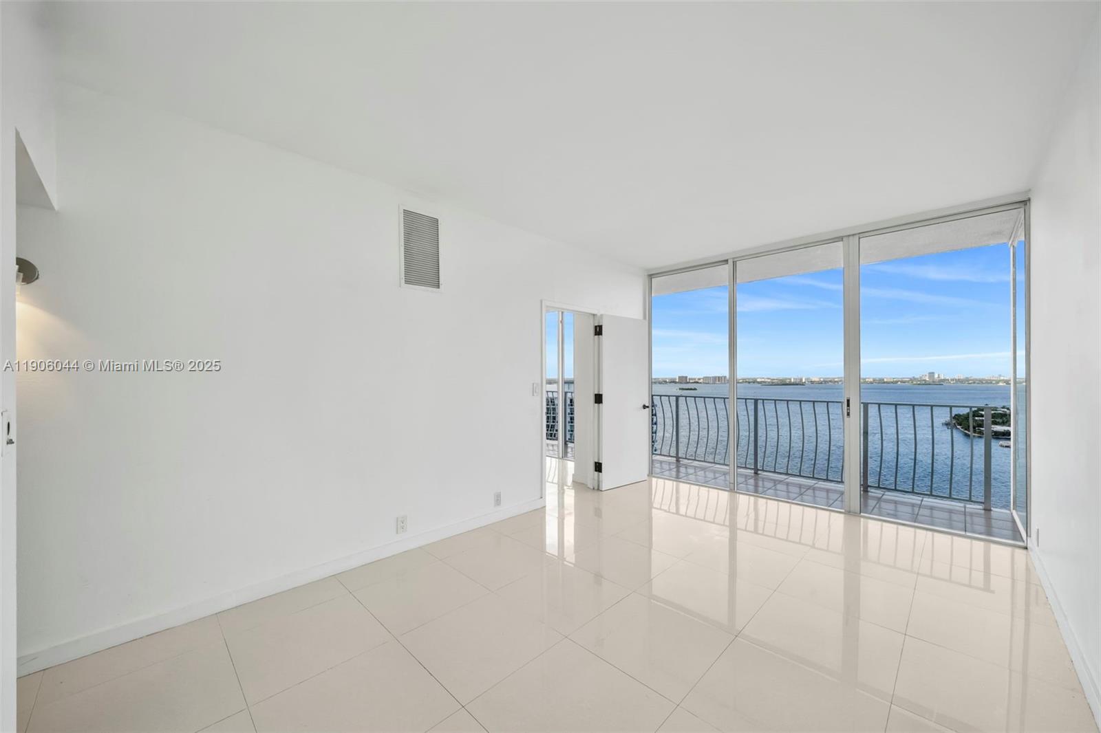 7601 E Treasure Dr Unit: PH216