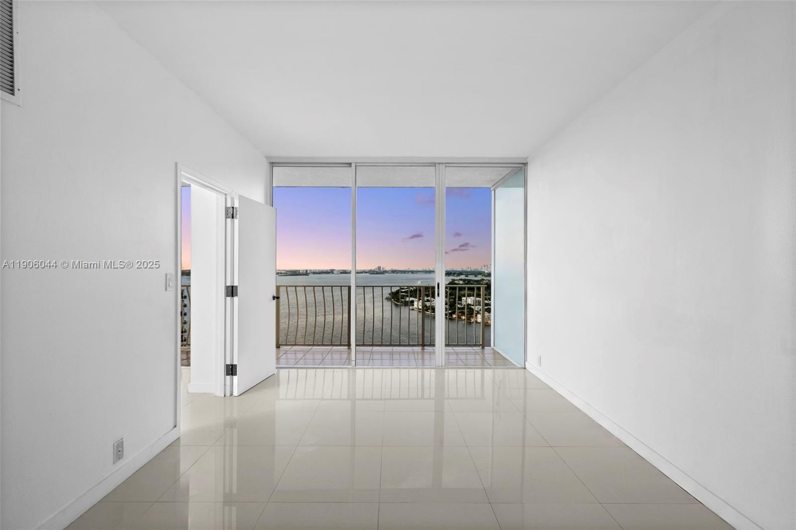 7601 E Treasure Dr Unit: PH216