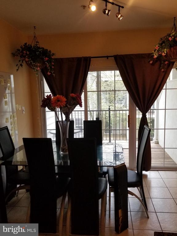 1587 LEEDS CASTLE DR #102,FAIRFAX Unit: 102