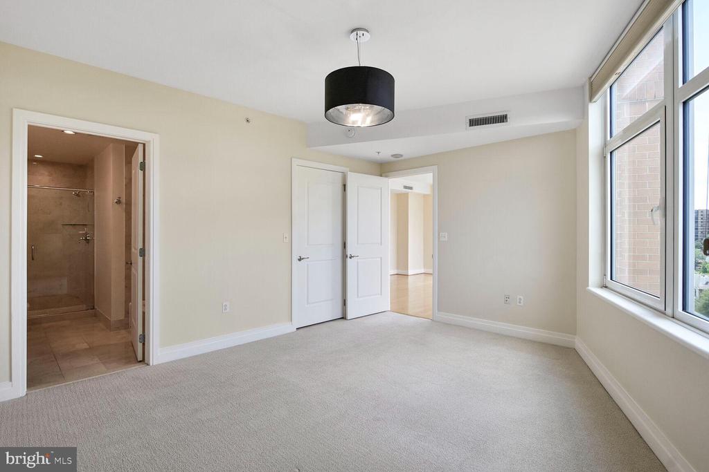 8220 CRESTWOOD HEIGHTS DR #1205,FAIRFAX Unit: 1205