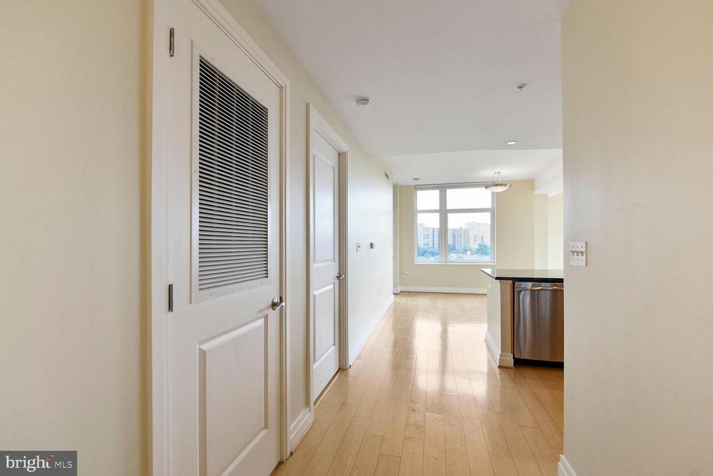 8220 CRESTWOOD HEIGHTS DR #1205,FAIRFAX Unit: 1205