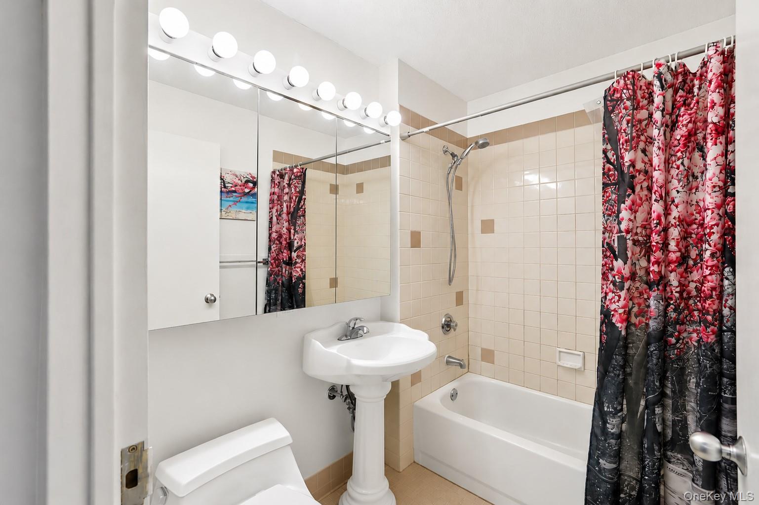 4-74 48th Avenue Unit: 14M