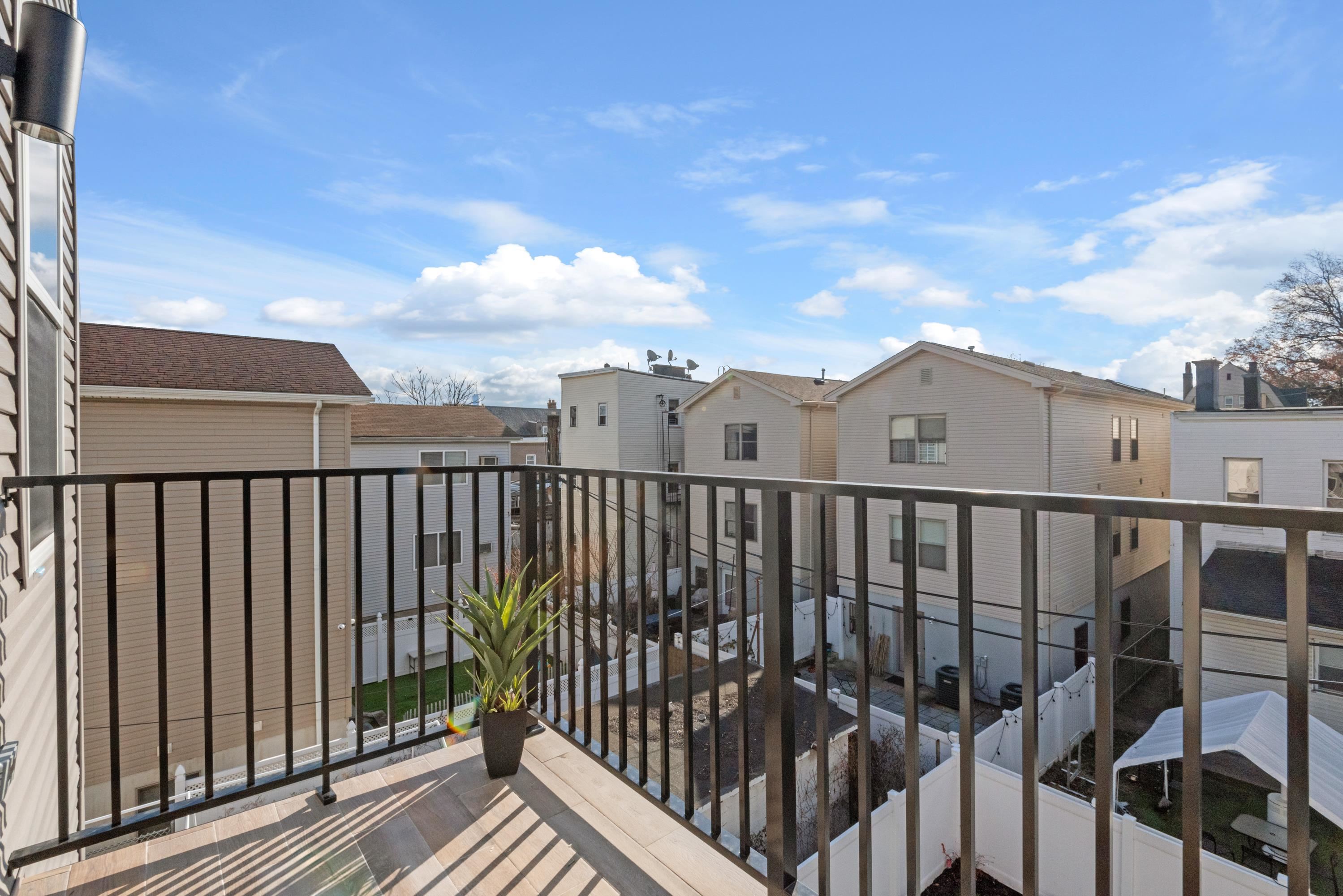 197 GRIFFITH ST Unit: 2