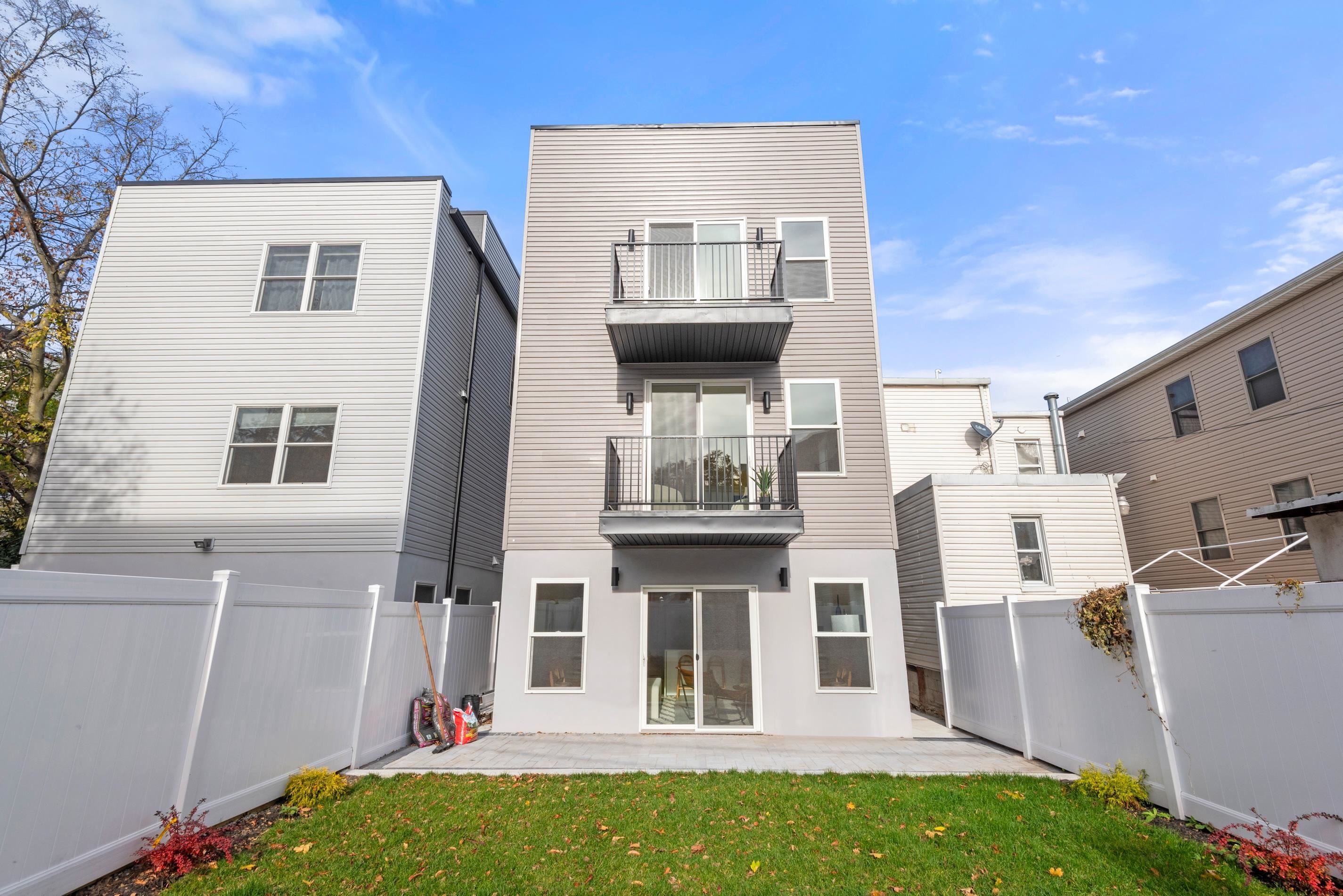 197 GRIFFITH ST Unit: 2