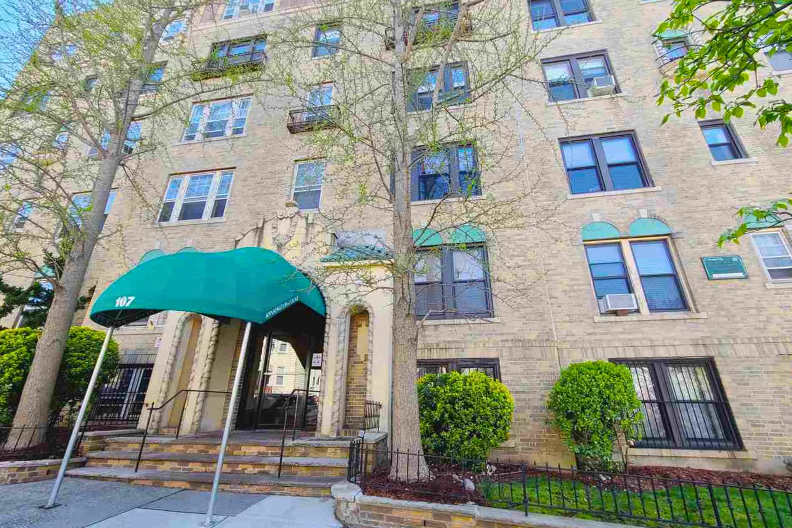 107 KENSINGTON AVE Unit: 402