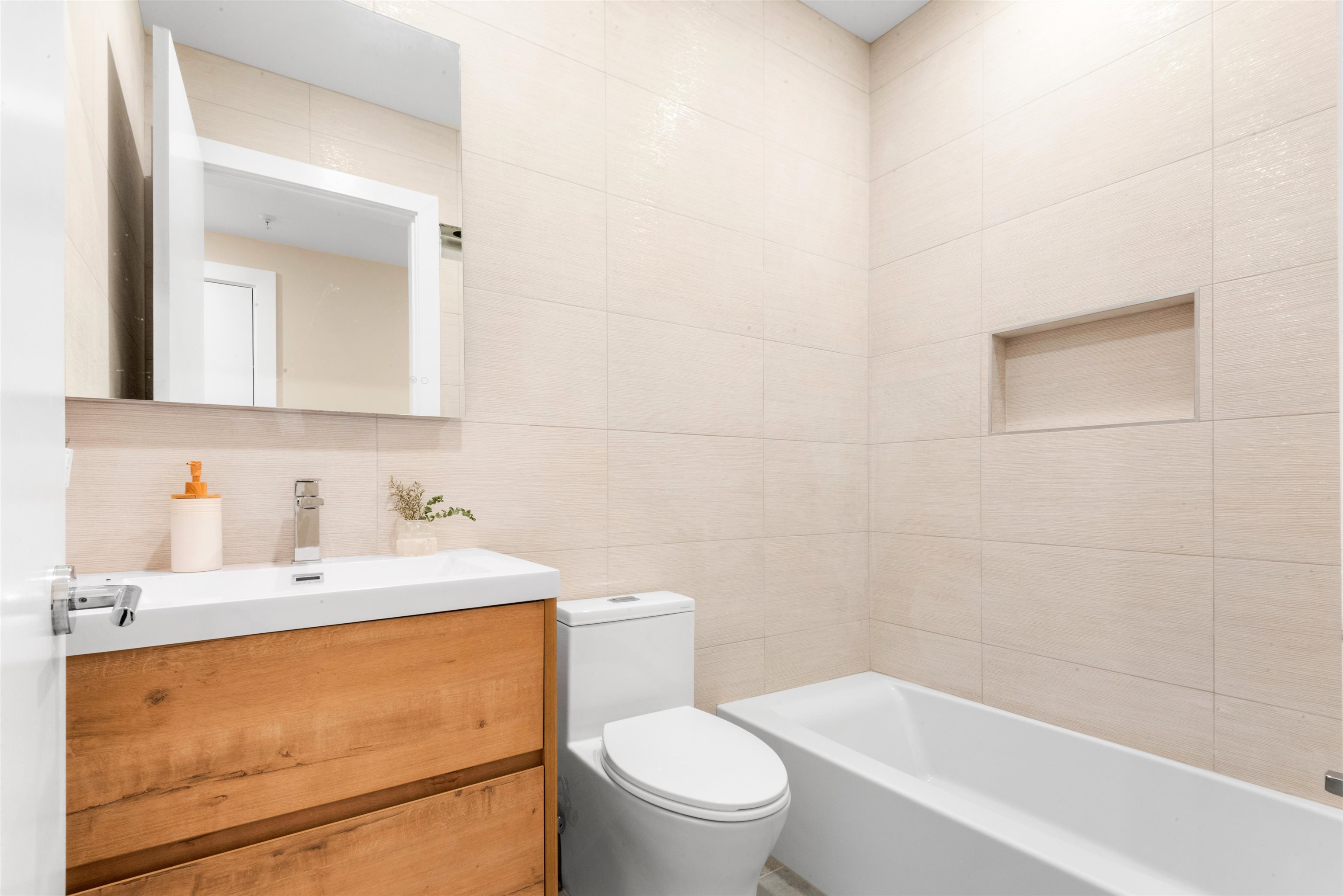 246 WEBSTER AVE Unit: 1