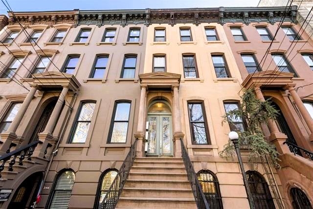 264 BARROW ST Unit: 1