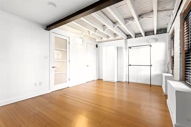 264 BARROW ST Unit: 1