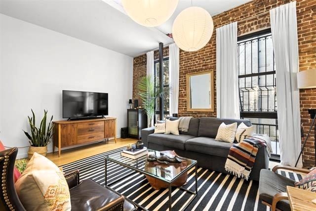 264 BARROW ST Unit: 1