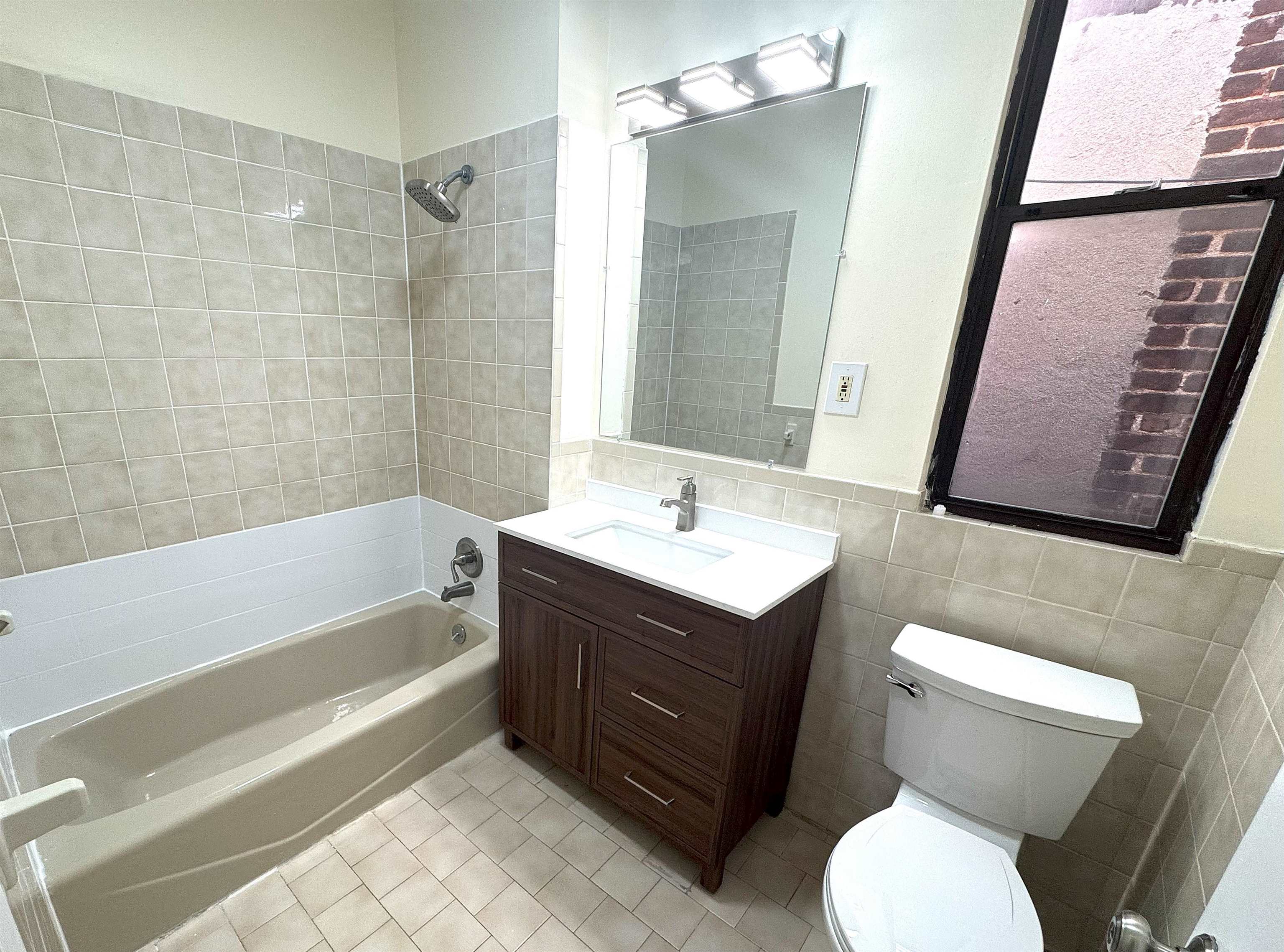 496 PAVONIA AVE Unit: B4