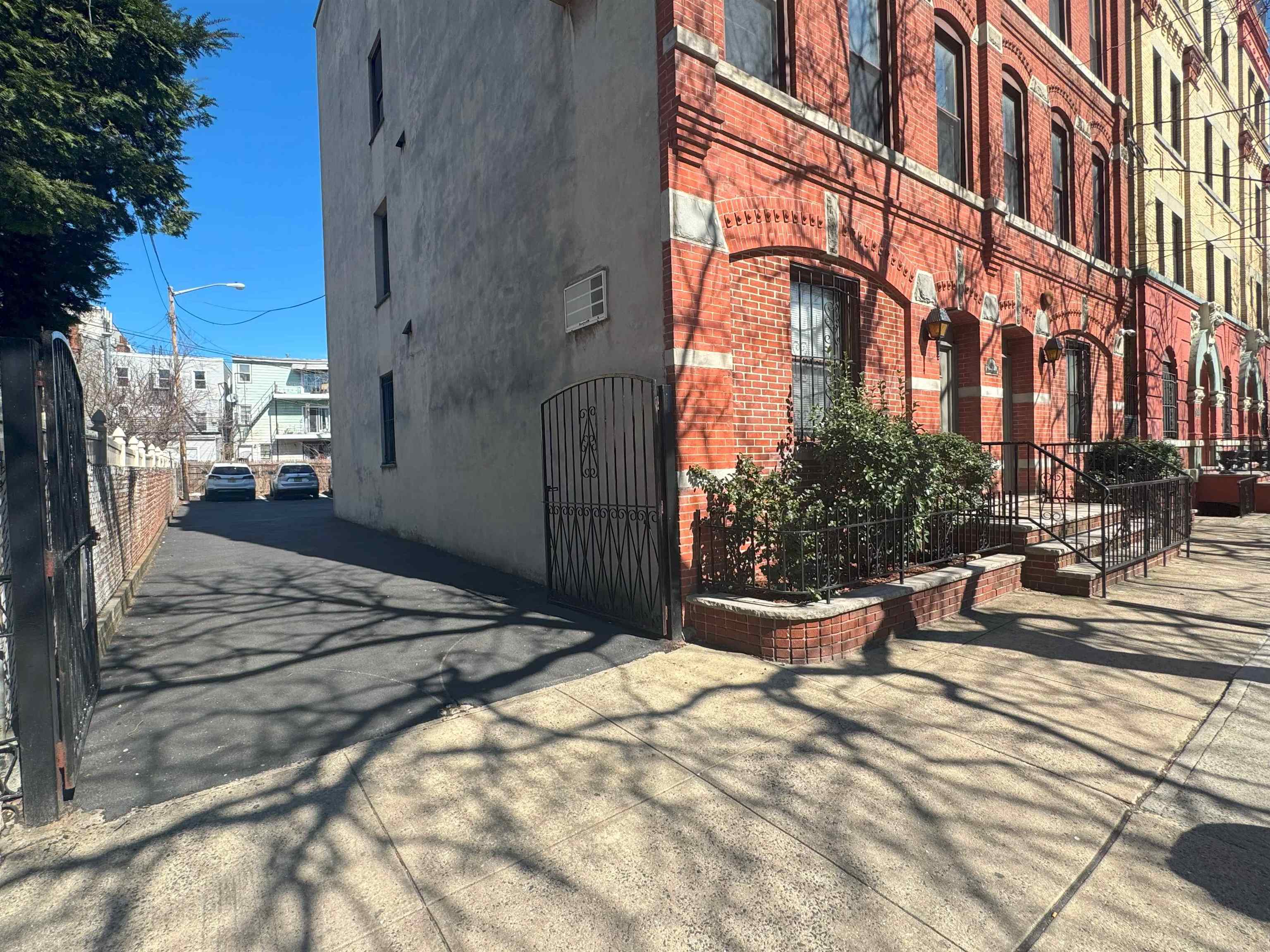 496 PAVONIA AVE Unit: B4