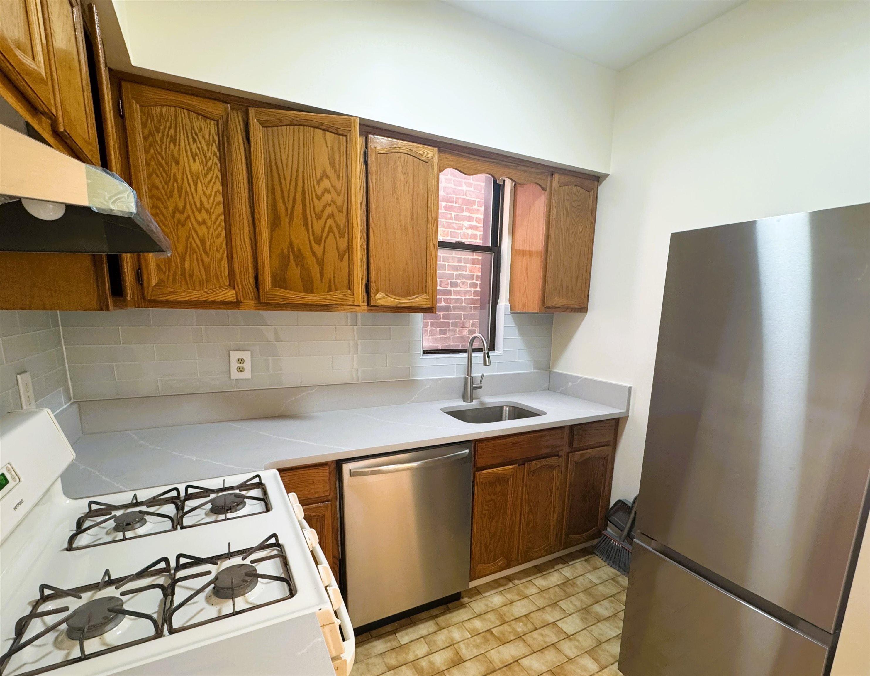 496 PAVONIA AVE Unit: B4