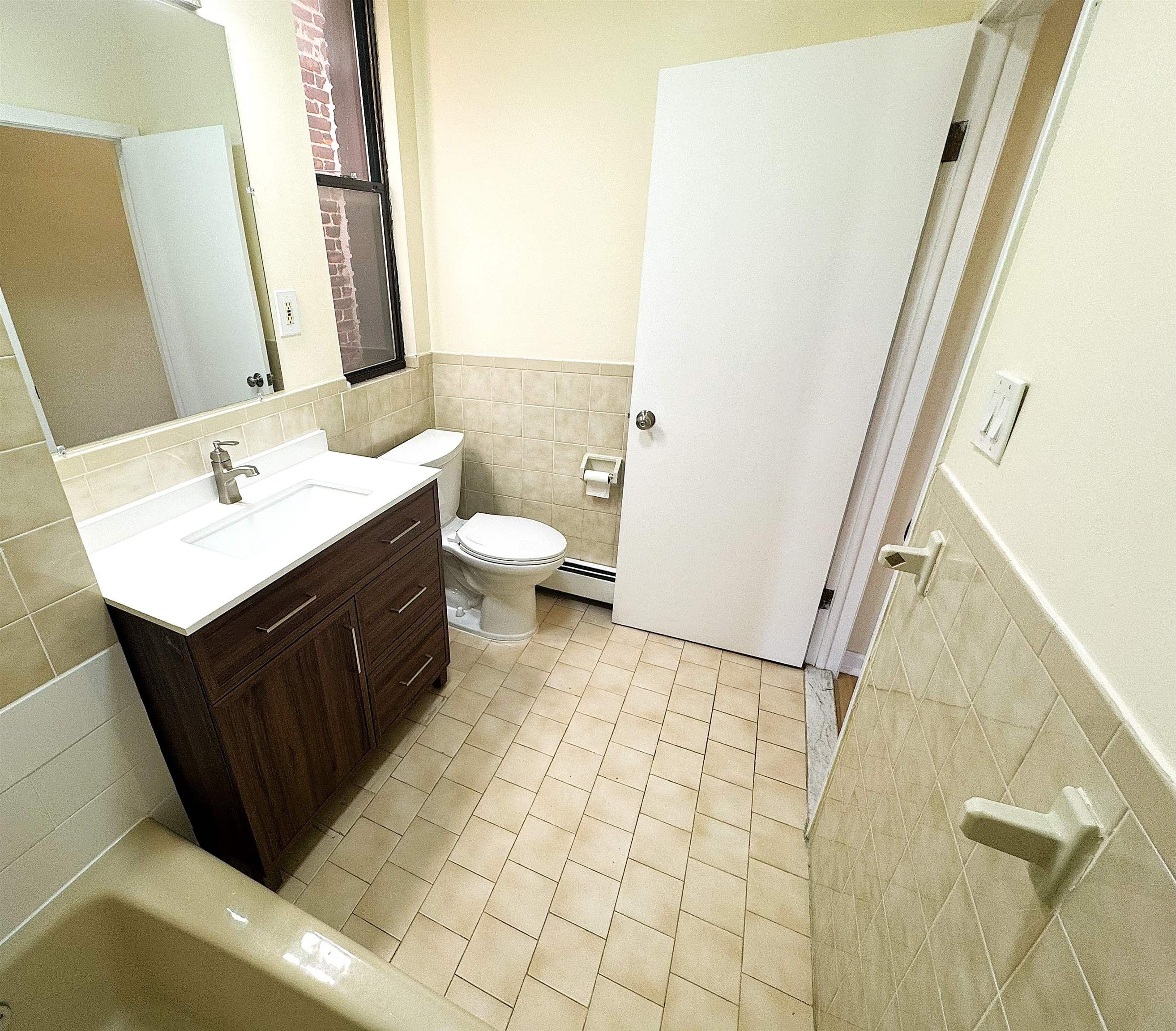 496 PAVONIA AVE Unit: B4