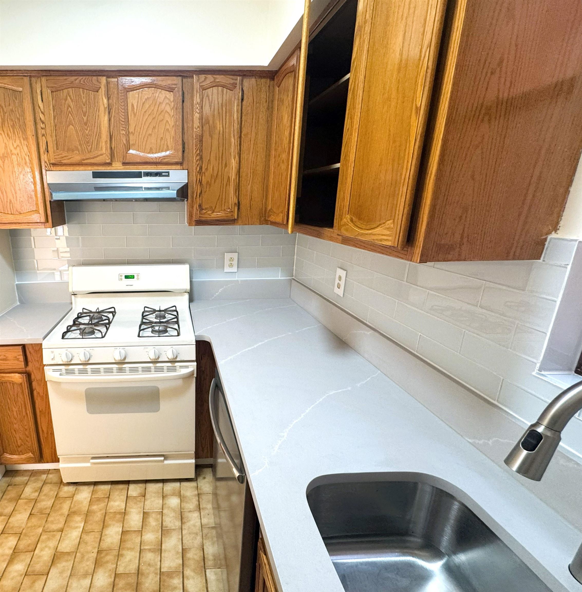 496 PAVONIA AVE Unit: B4