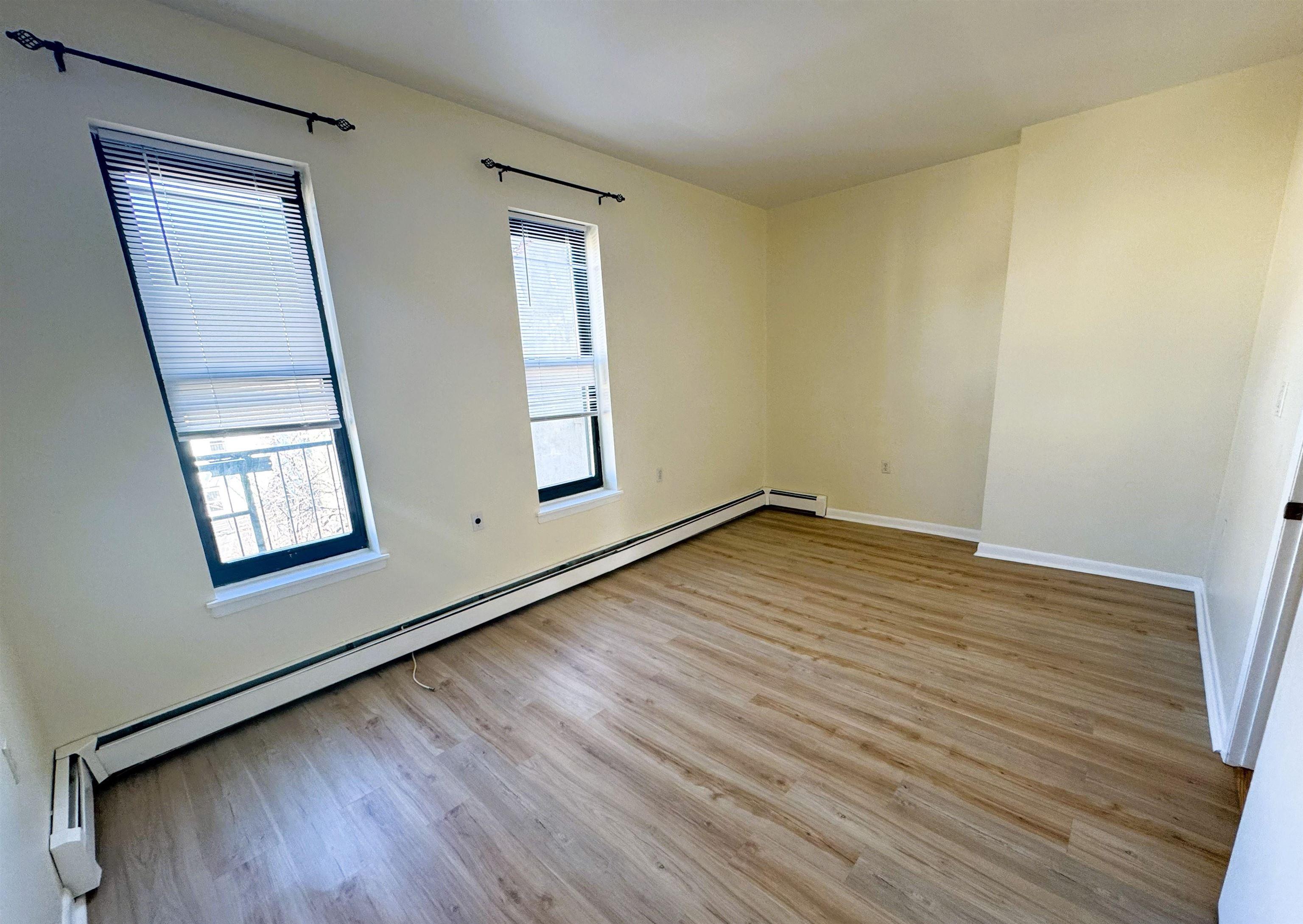 496 PAVONIA AVE Unit: B4