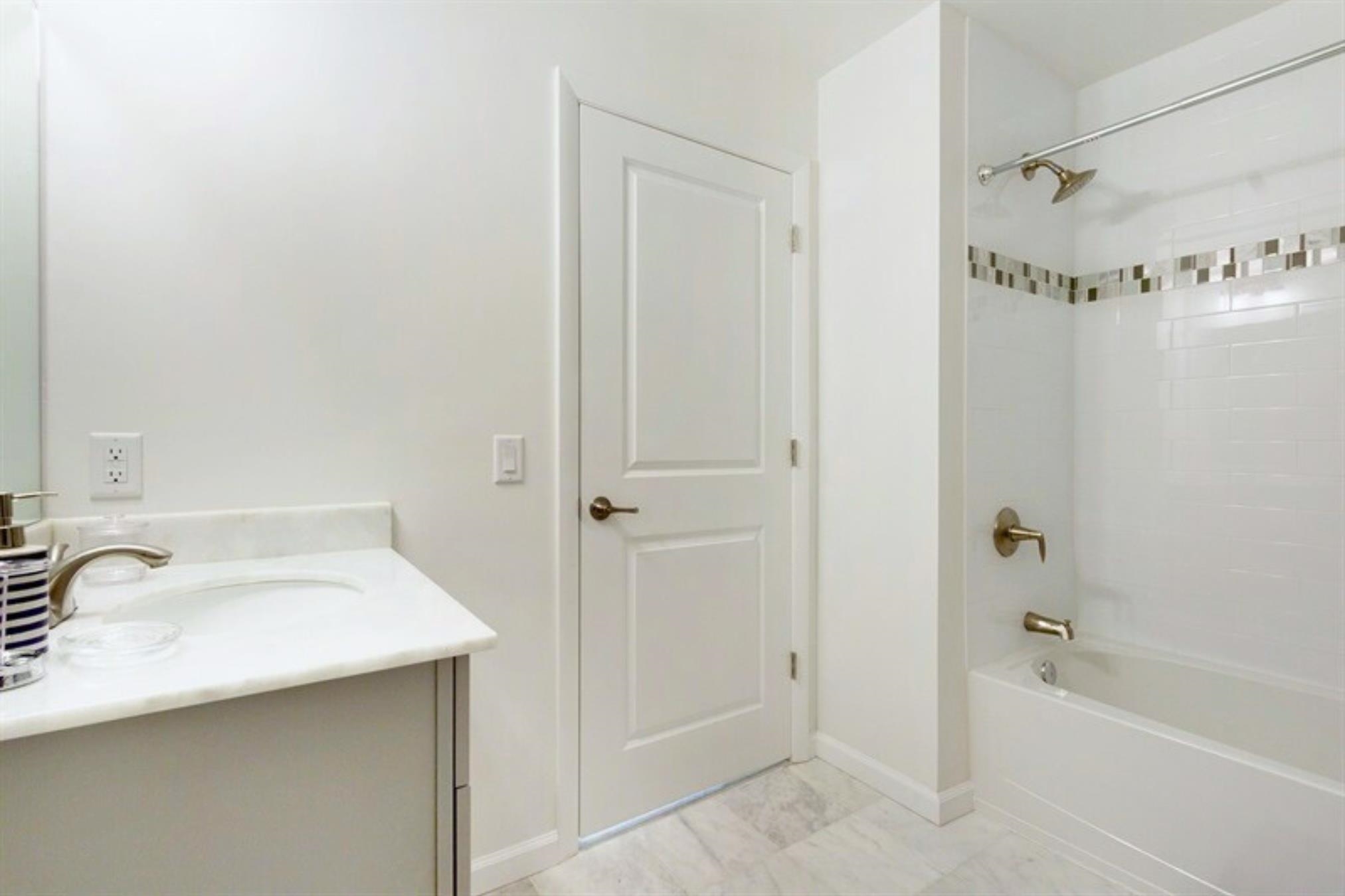 850 NEWARK AVE Unit: 4D