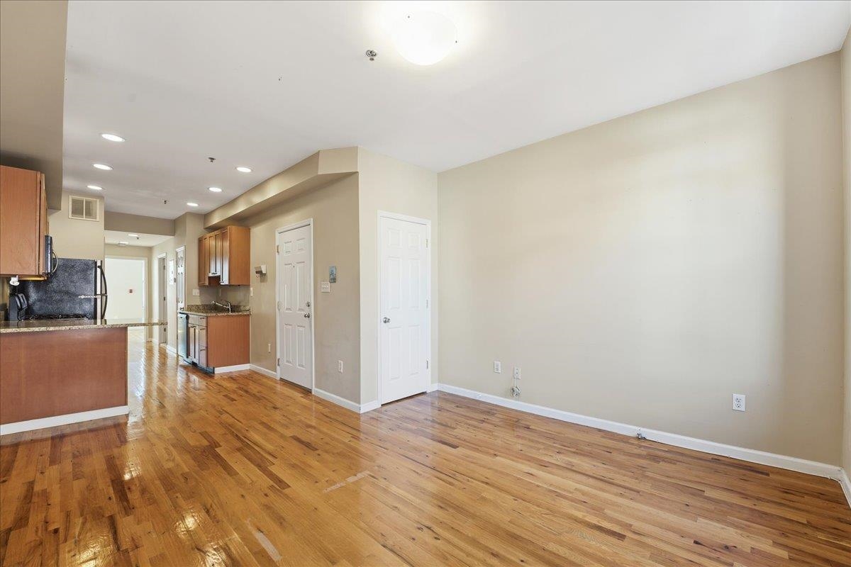 129 WILLOW AVE Unit: 3L