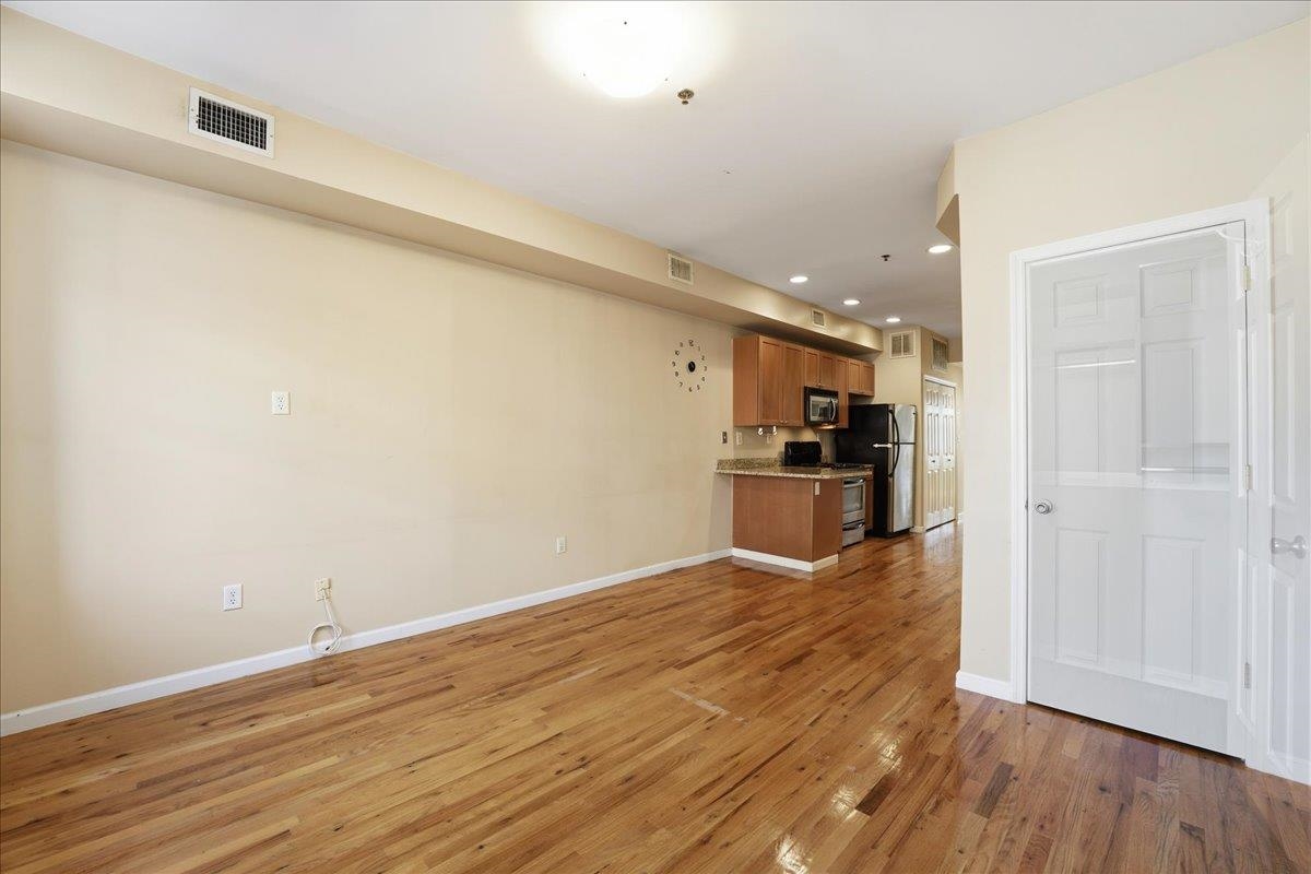 129 WILLOW AVE Unit: 3L