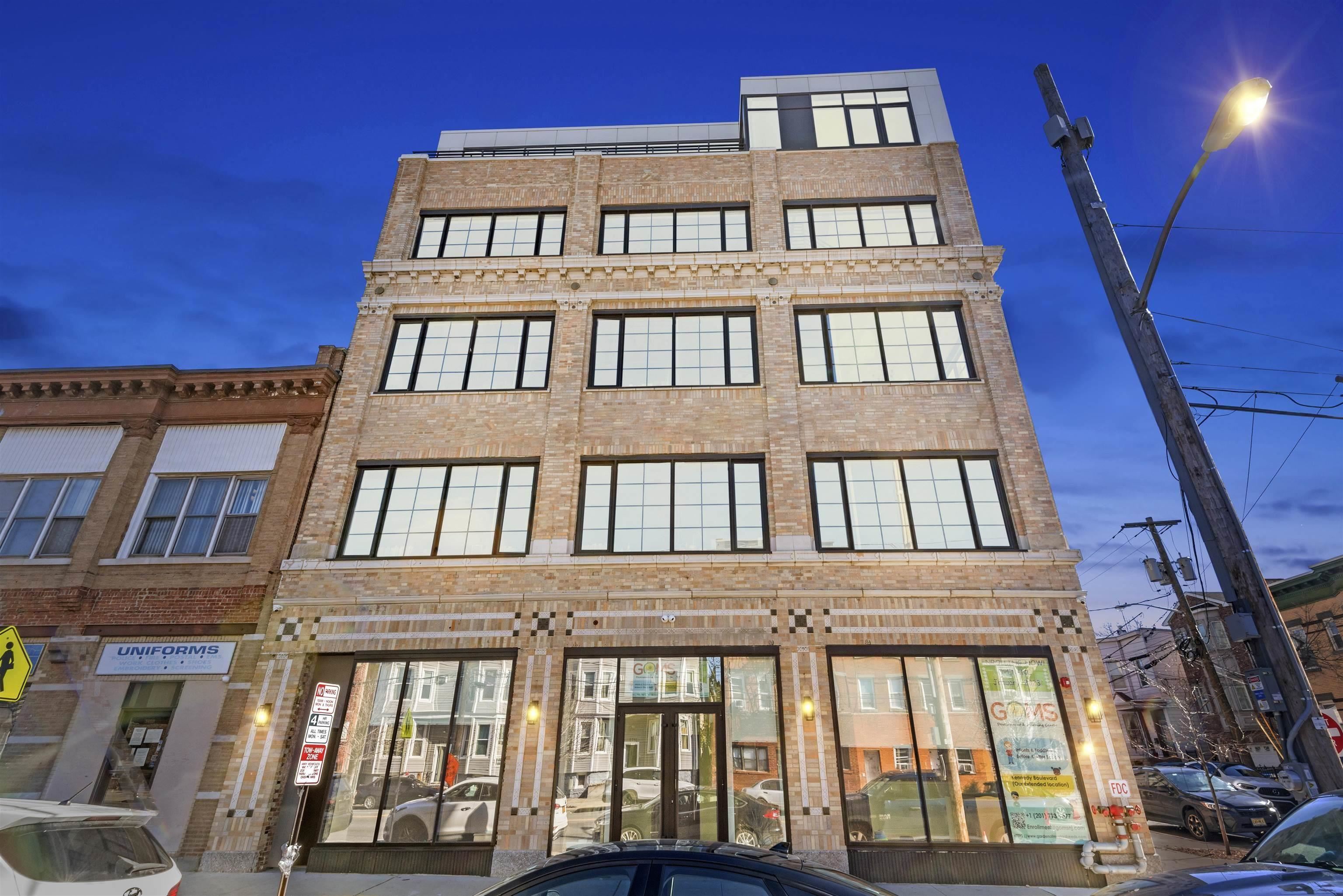 142 CHARLES ST Unit: 3C