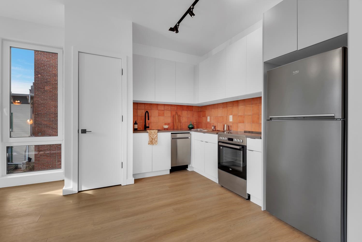 328 PACIFIC AVE Unit: 370