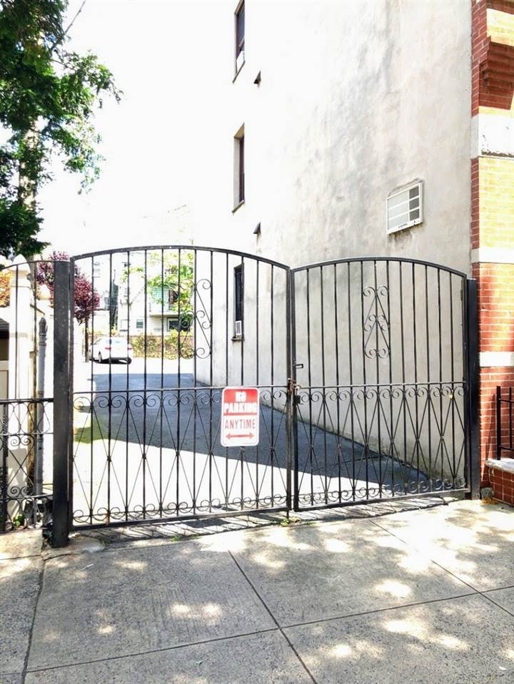496 PAVONIA AVE Unit: 3B