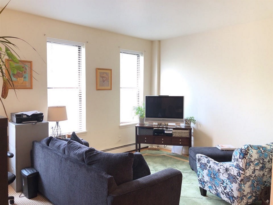 496 PAVONIA AVE Unit: 3B