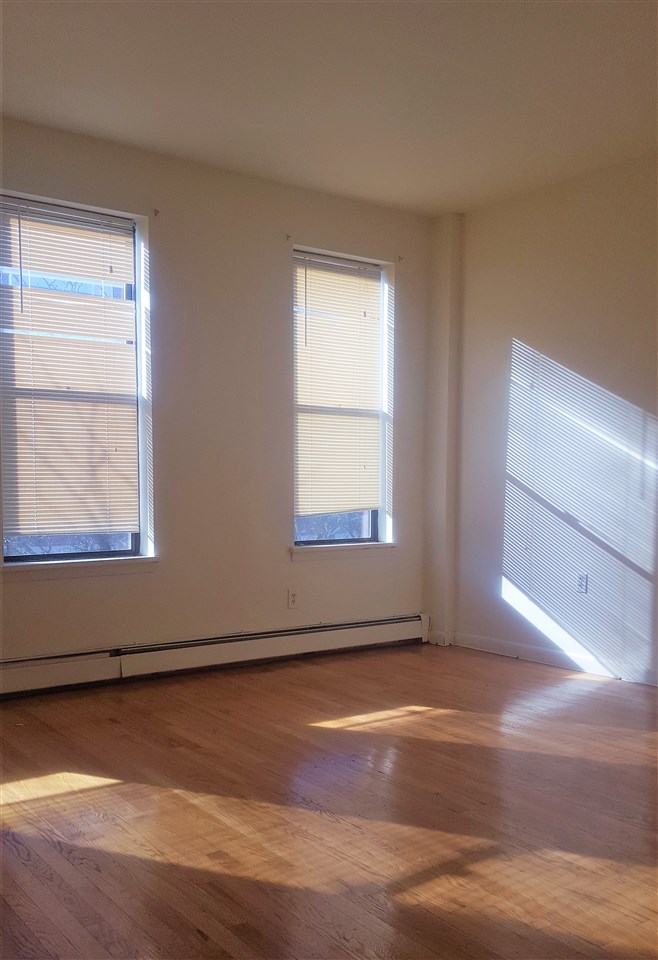 496 PAVONIA AVE Unit: 3B