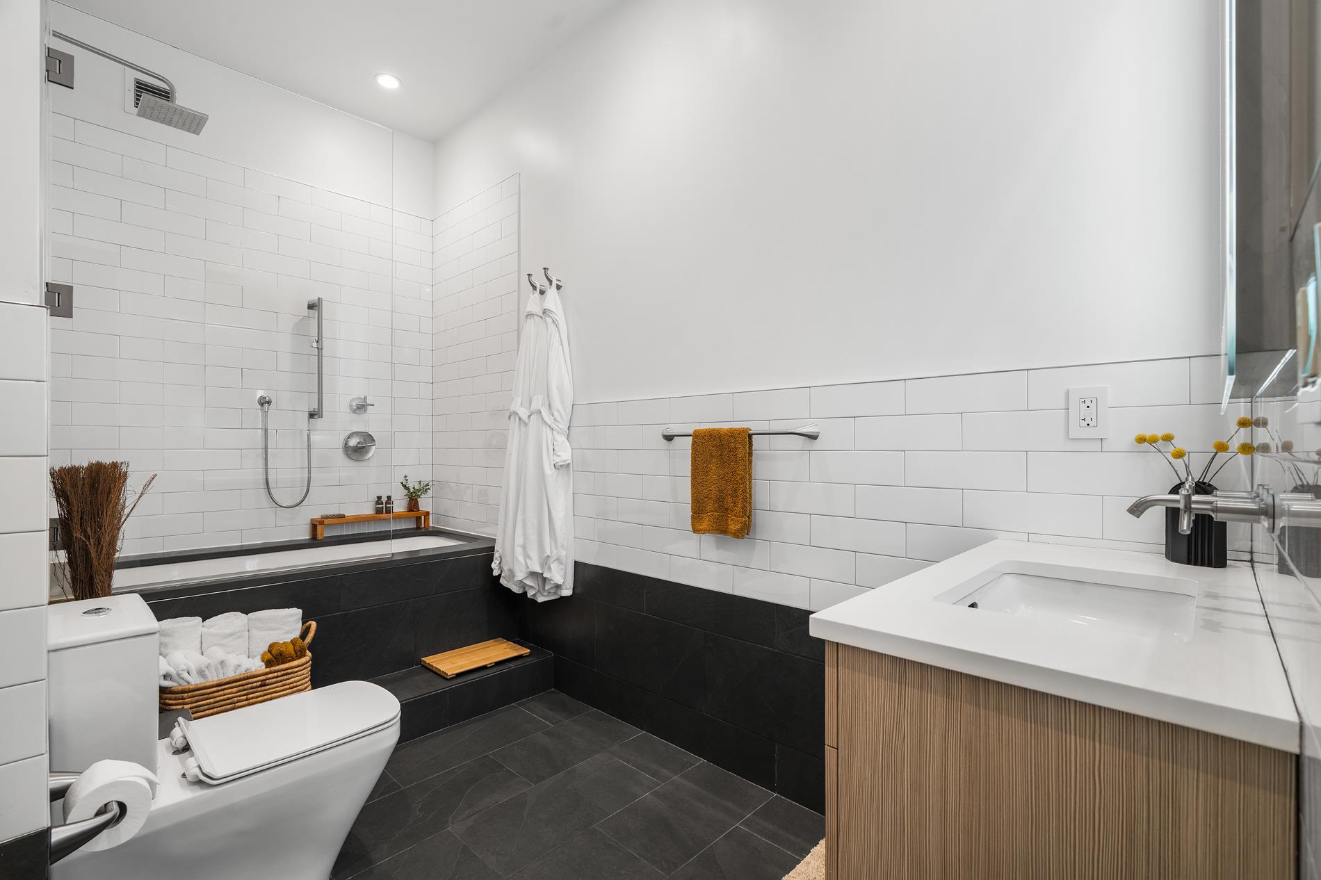 27-28 Thomson Avenue 304