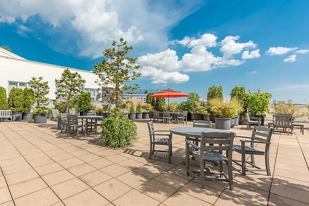 27-28 Thomson Avenue 804