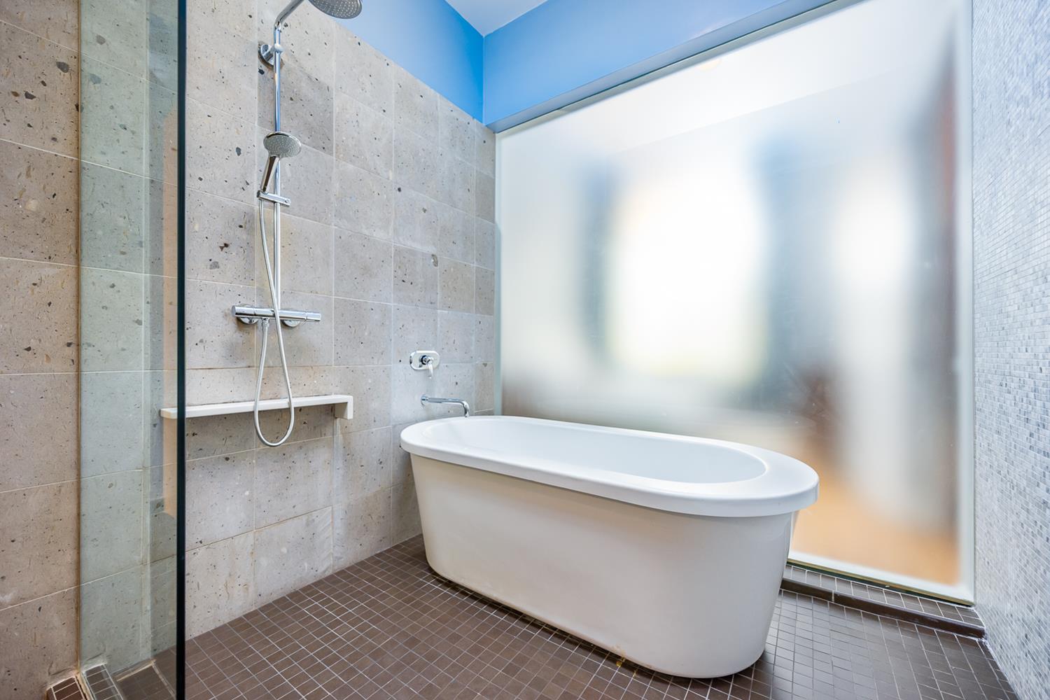 27-28 Thomson Avenue 804