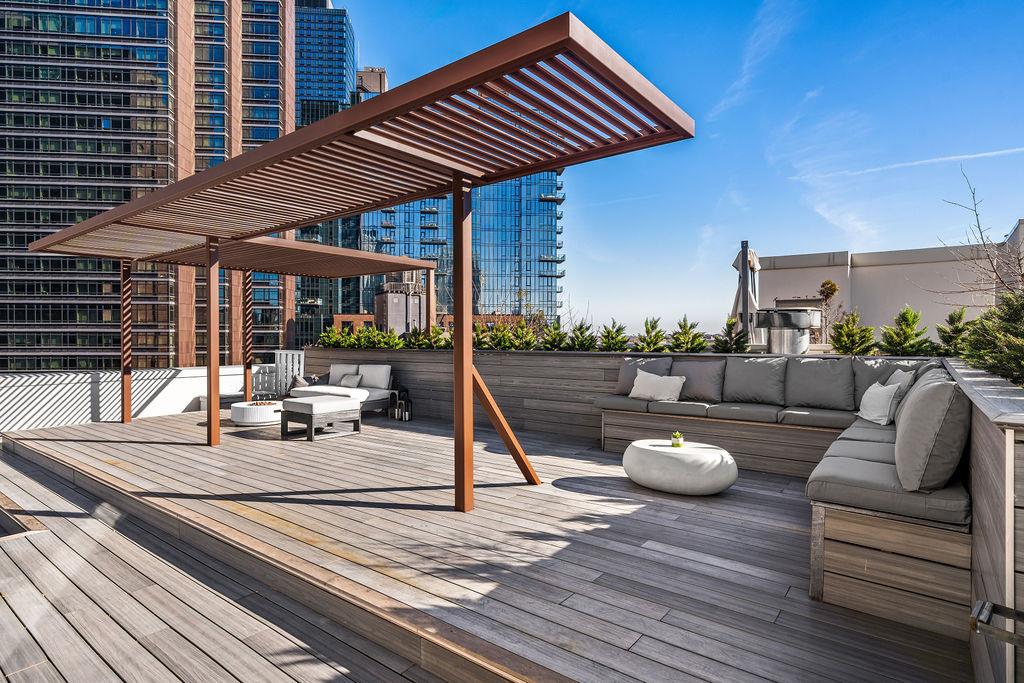 27-28 Thomson Avenue 804