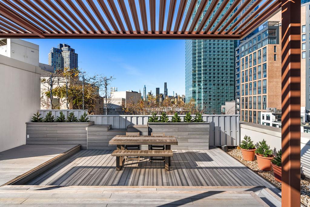 27-28 Thomson Avenue 804