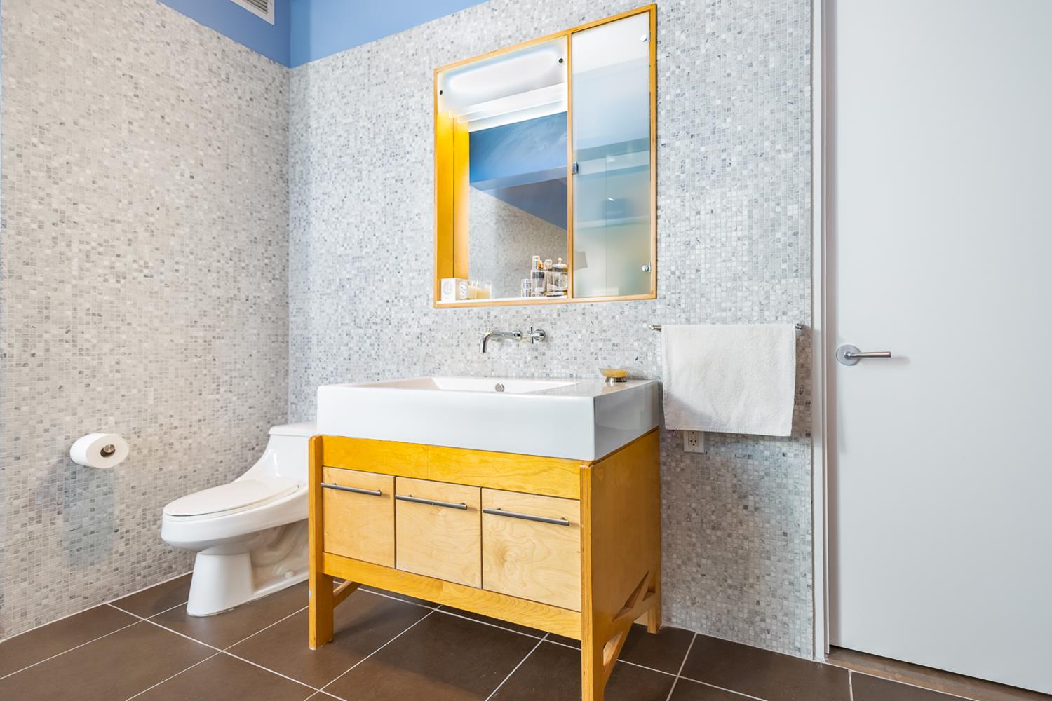 27-28 Thomson Avenue 804