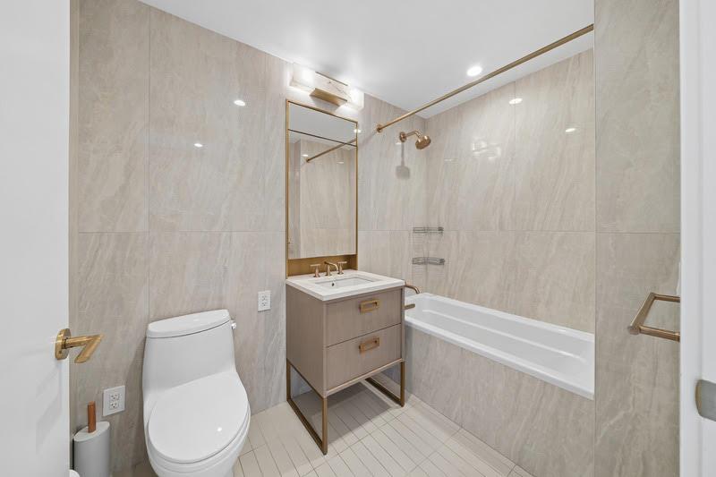 3 Court Square 523