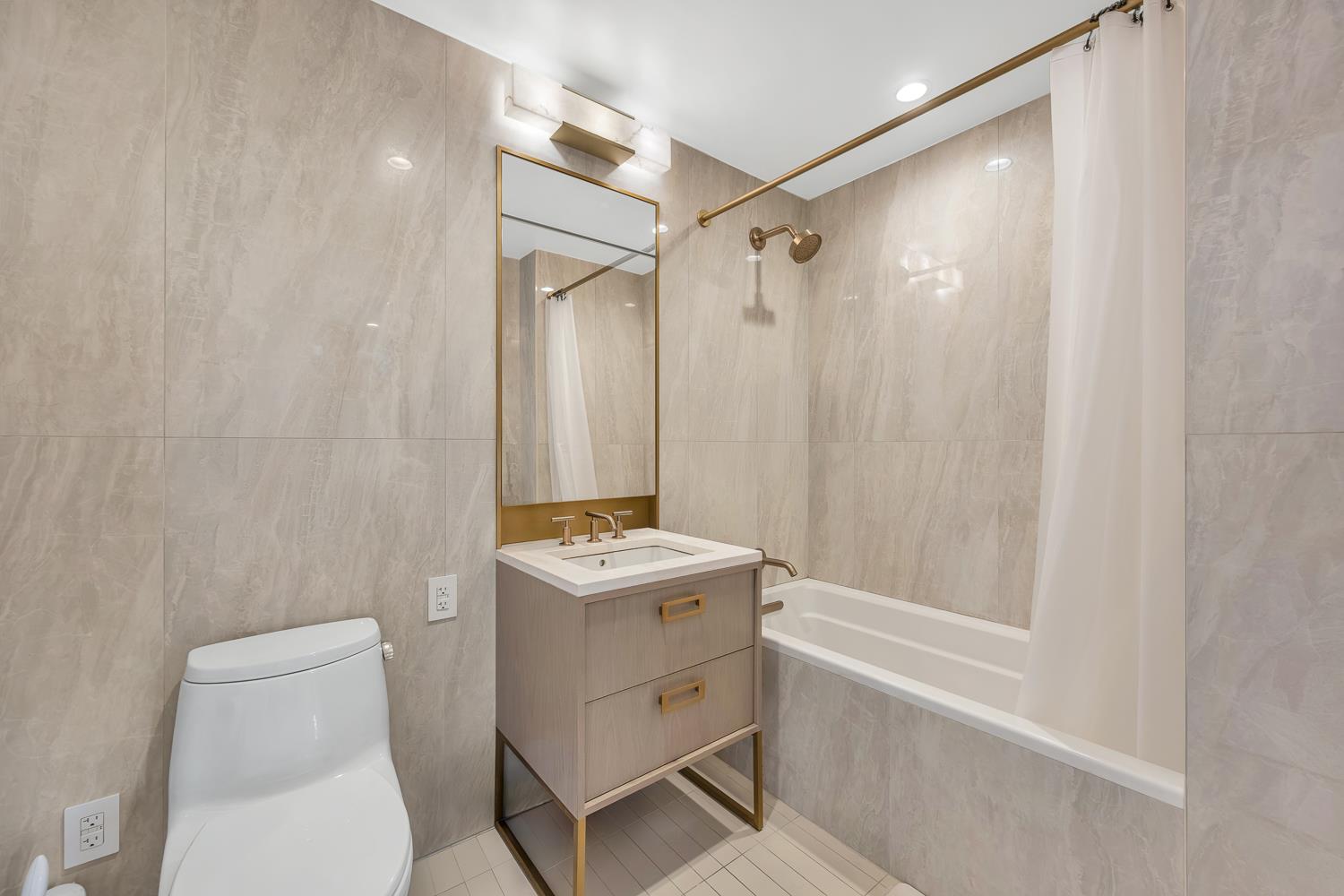 3 Court Square 902