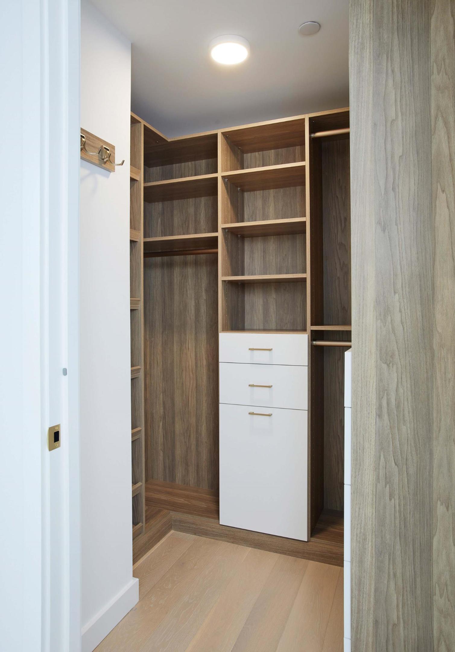 3 Court Square 902
