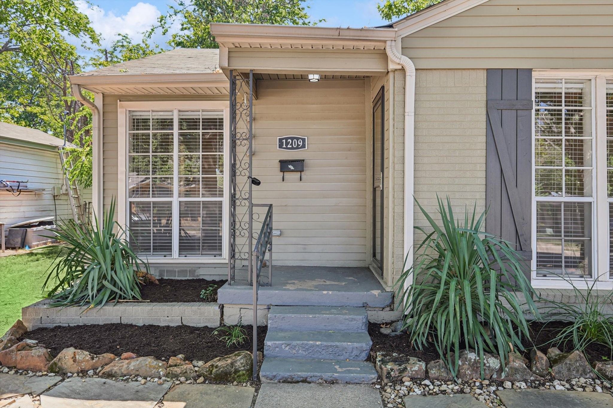 1209 Broadway Street