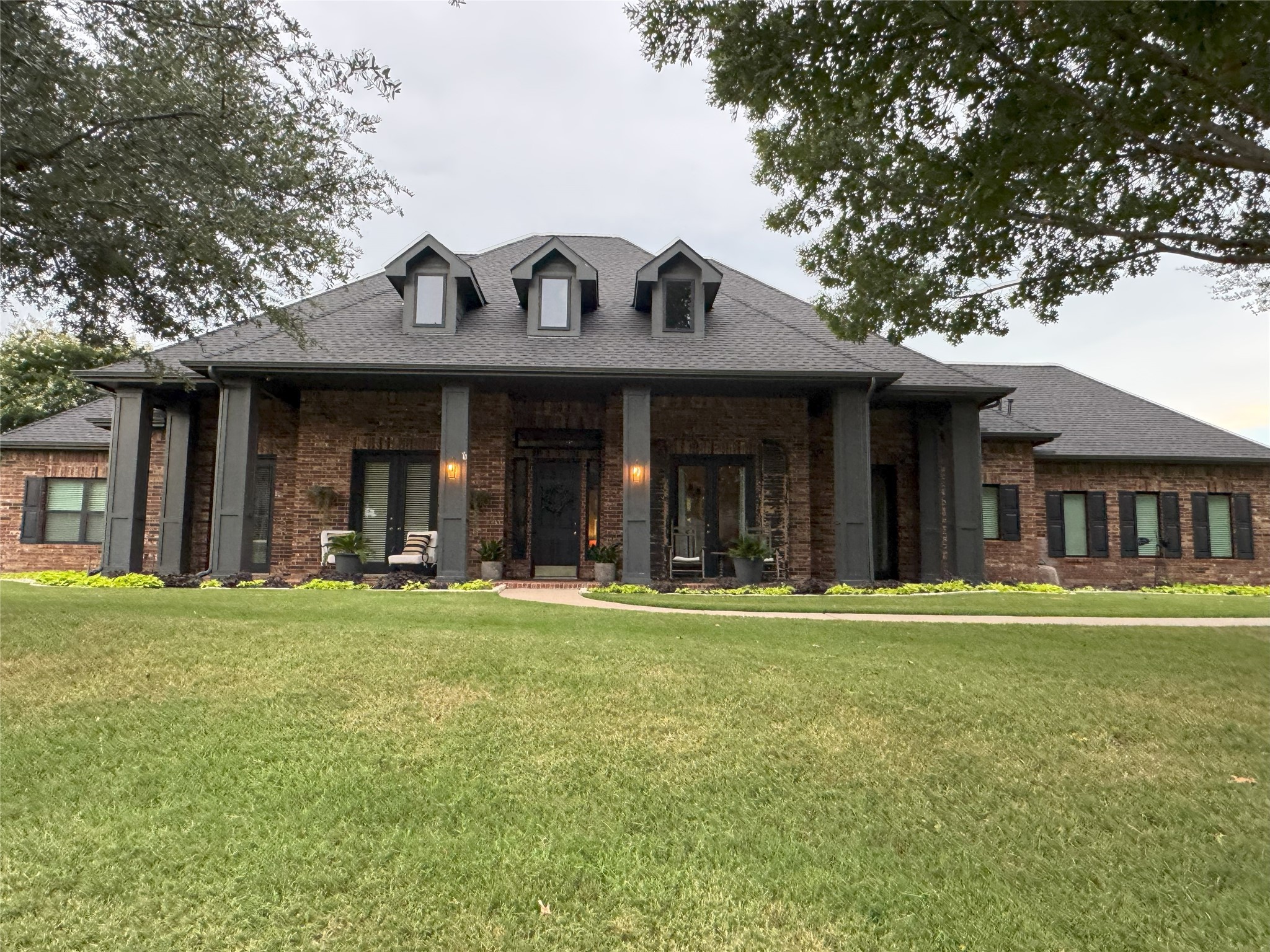 1800 Warwick Crescent Court