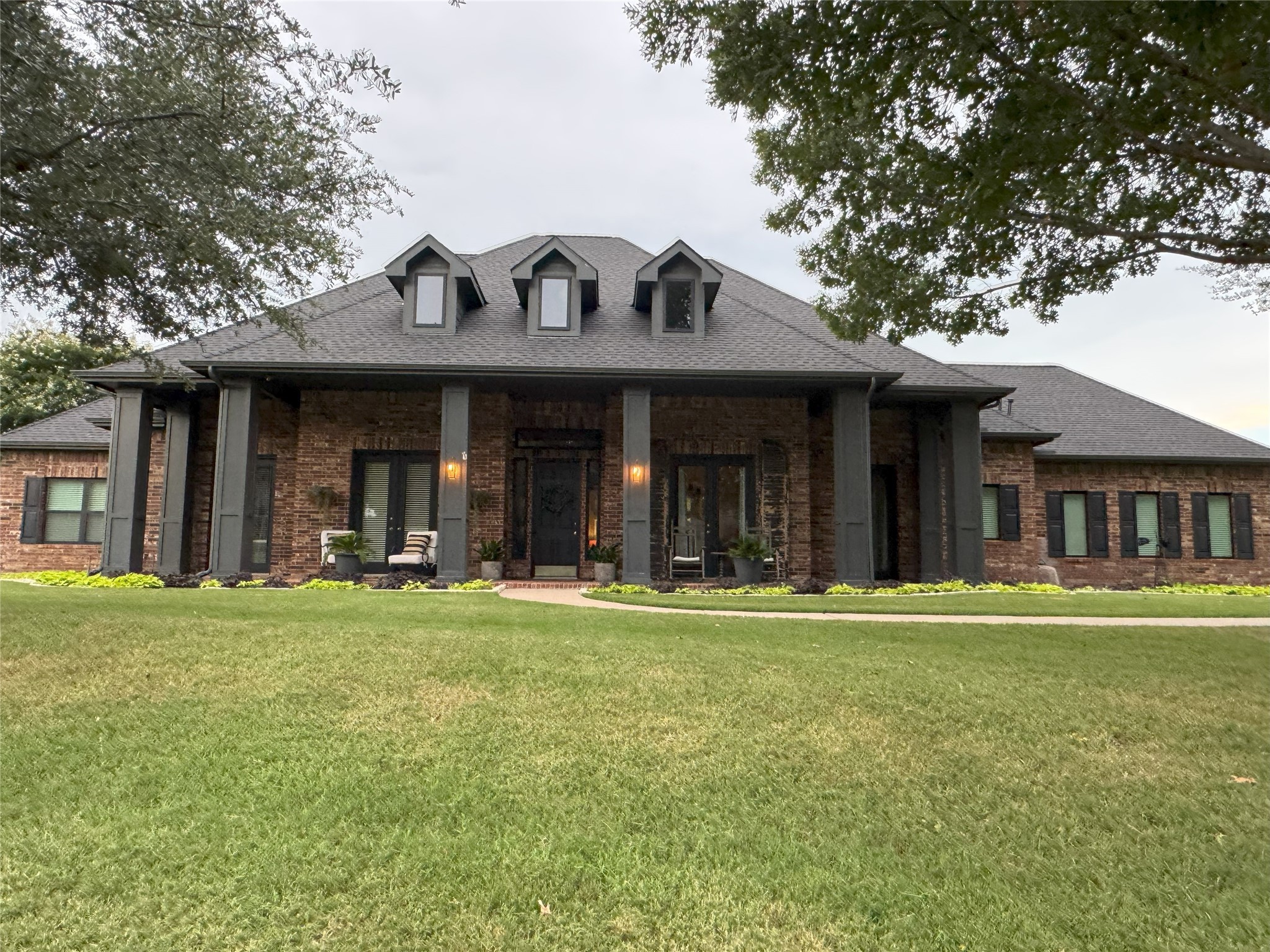 1800 Warwick Crescent Court